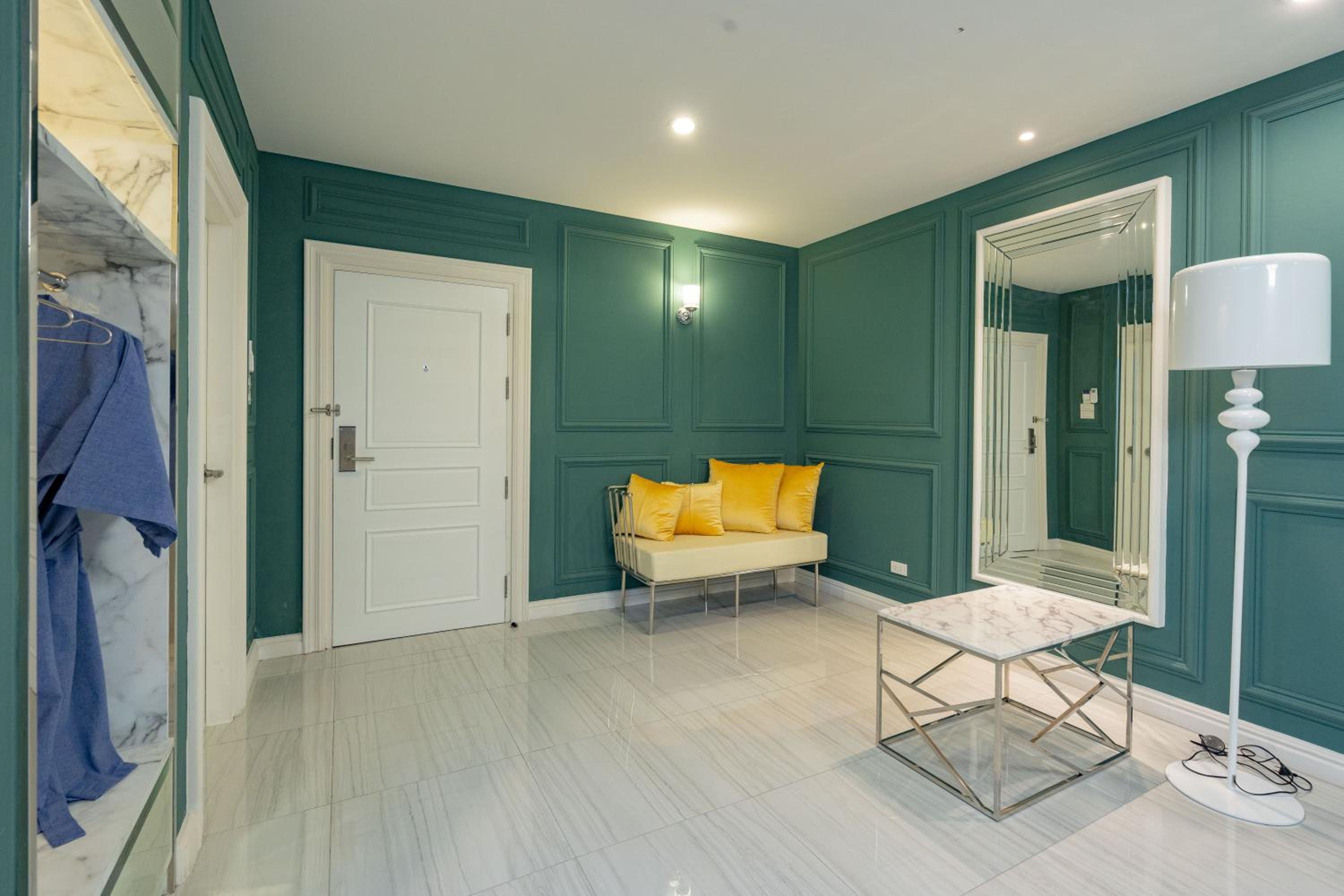 Suite - Photo 32