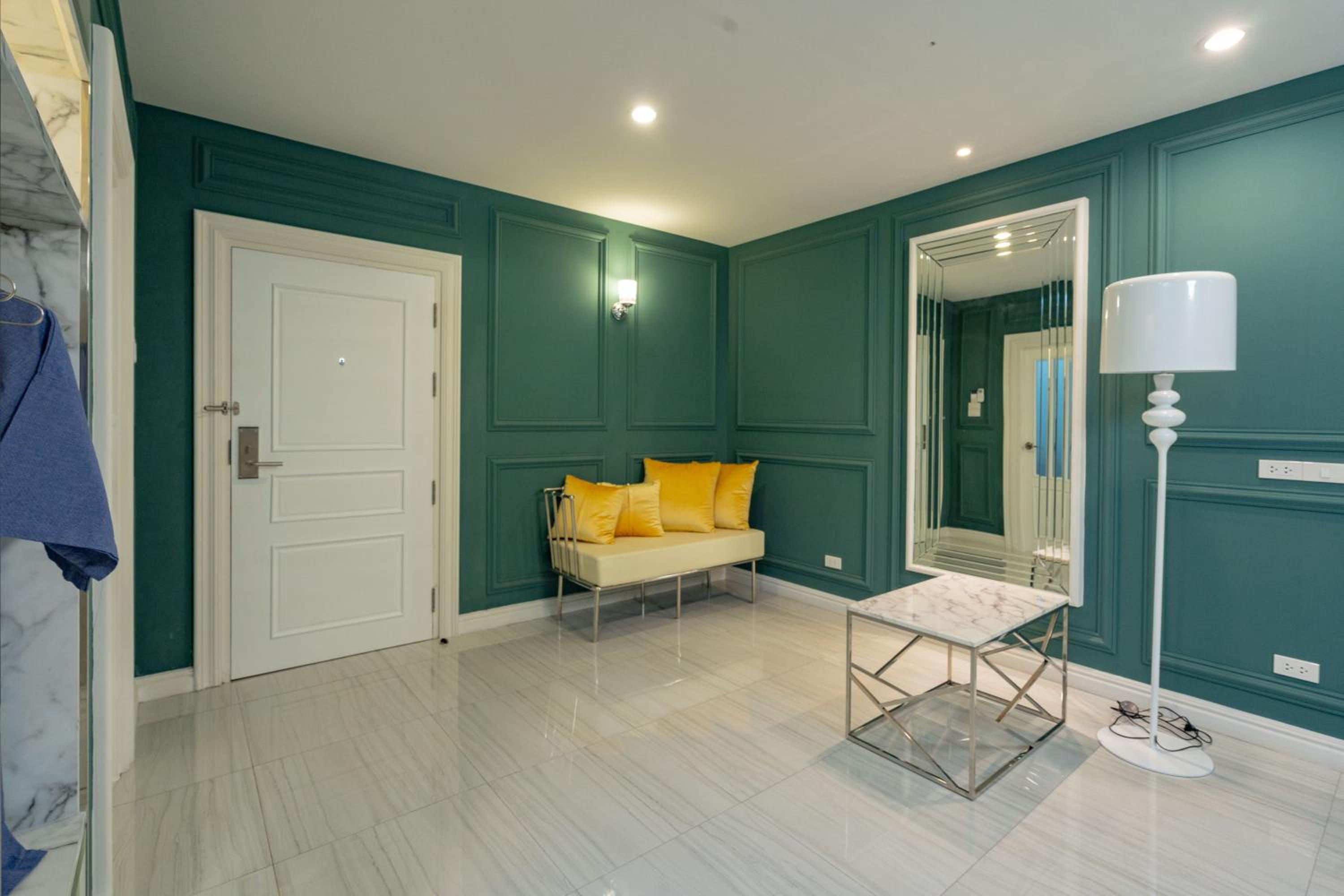 Suite - Photo 31