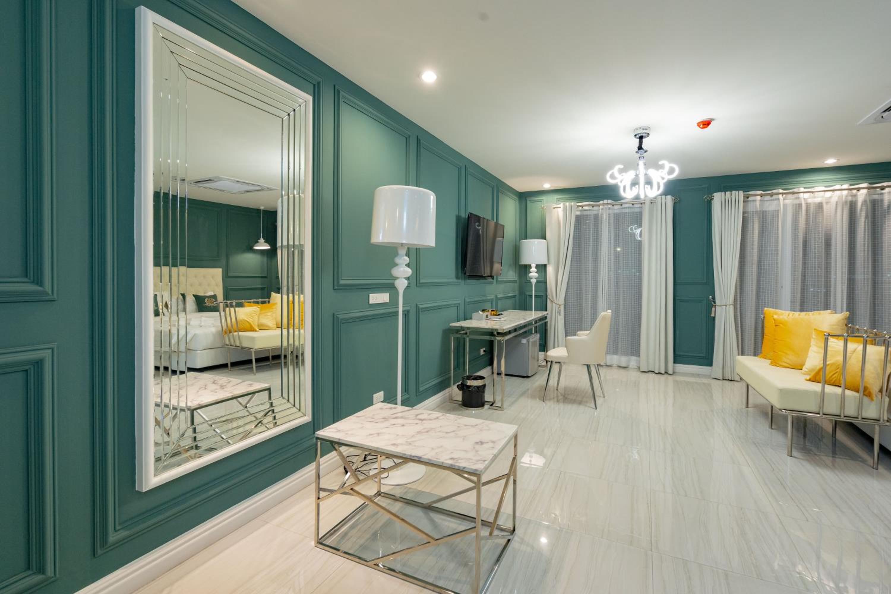 Suite - Photo 28