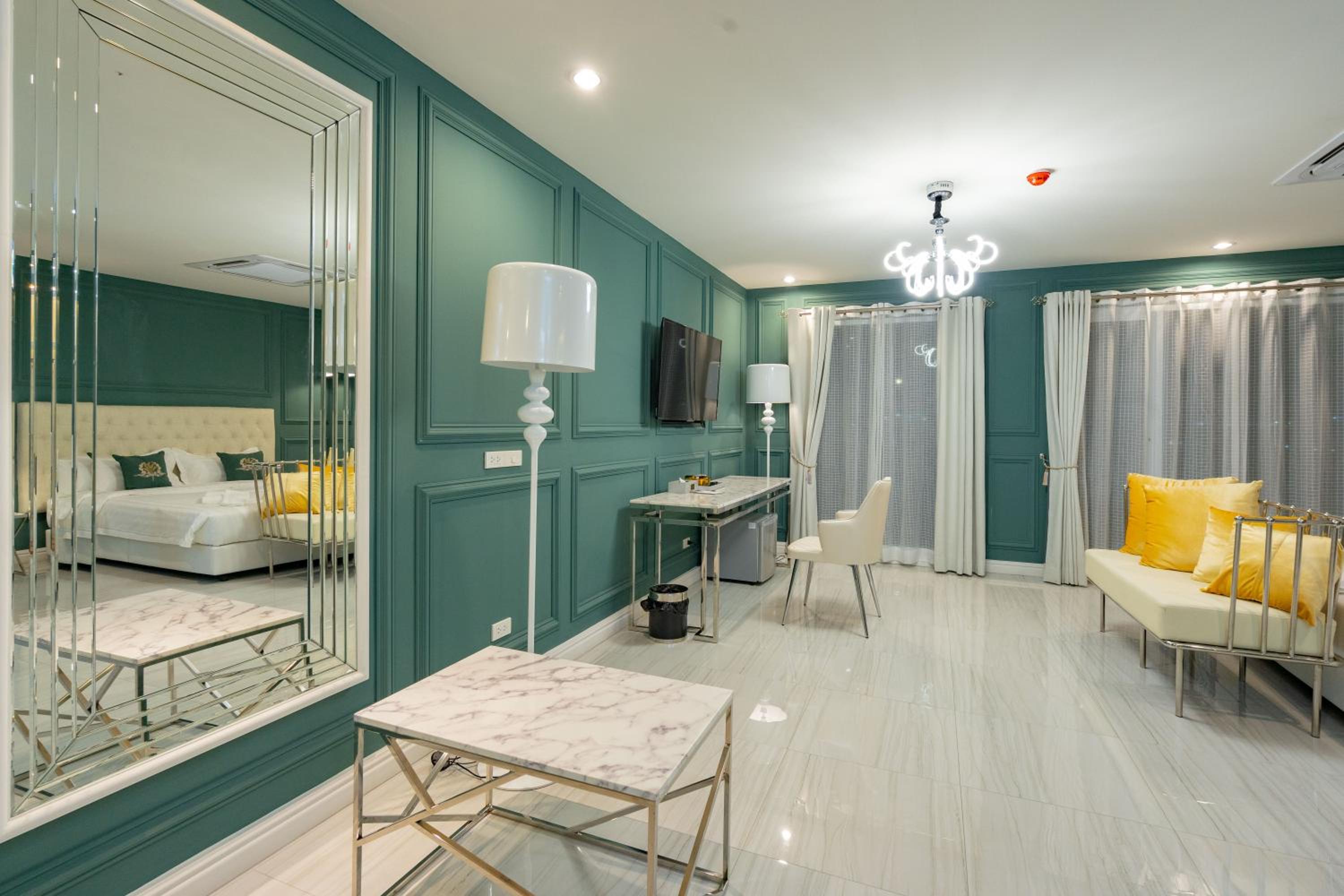 Suite - Photo 27