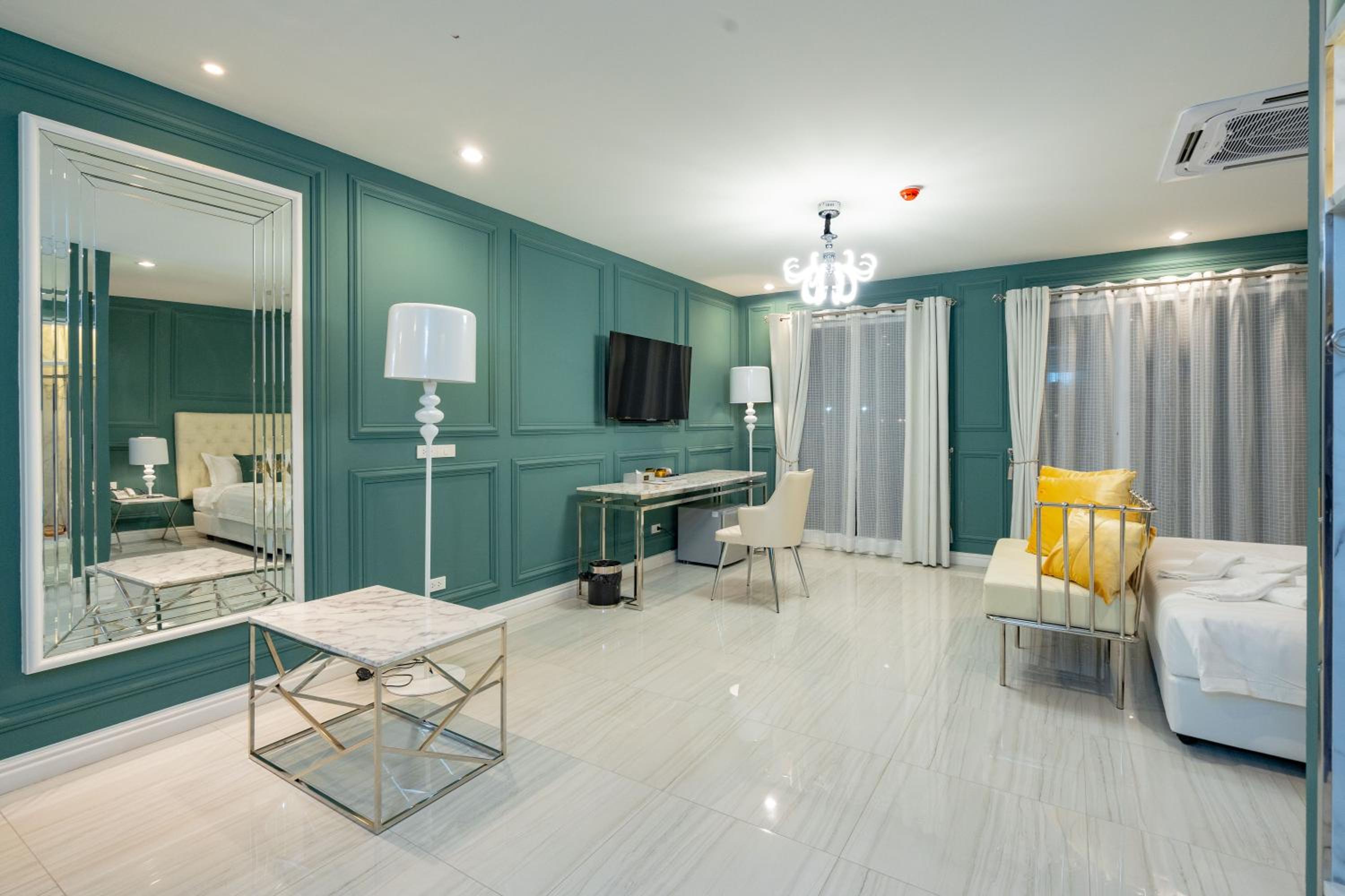 Suite - Photo 26