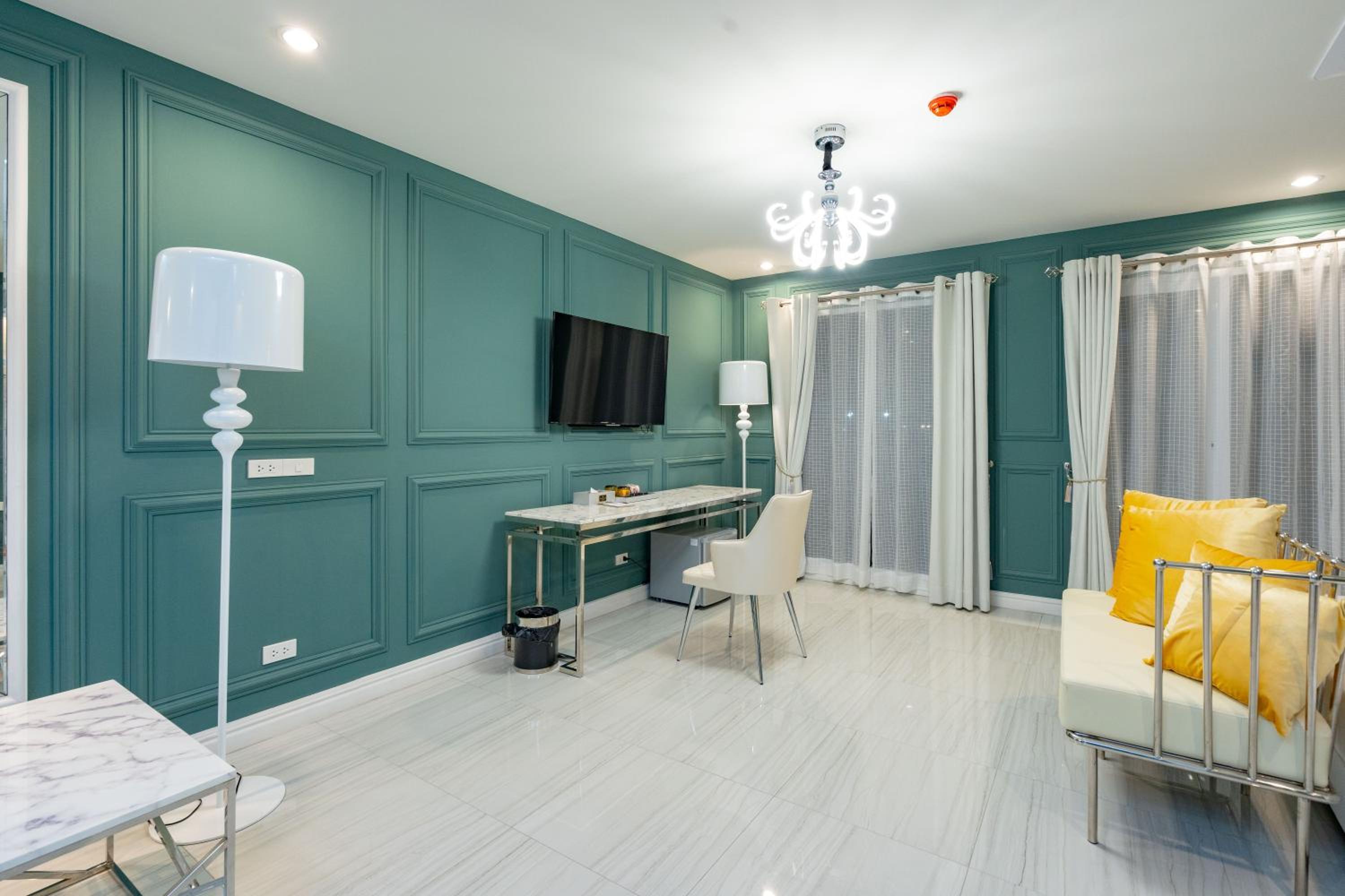 Suite - Photo 25