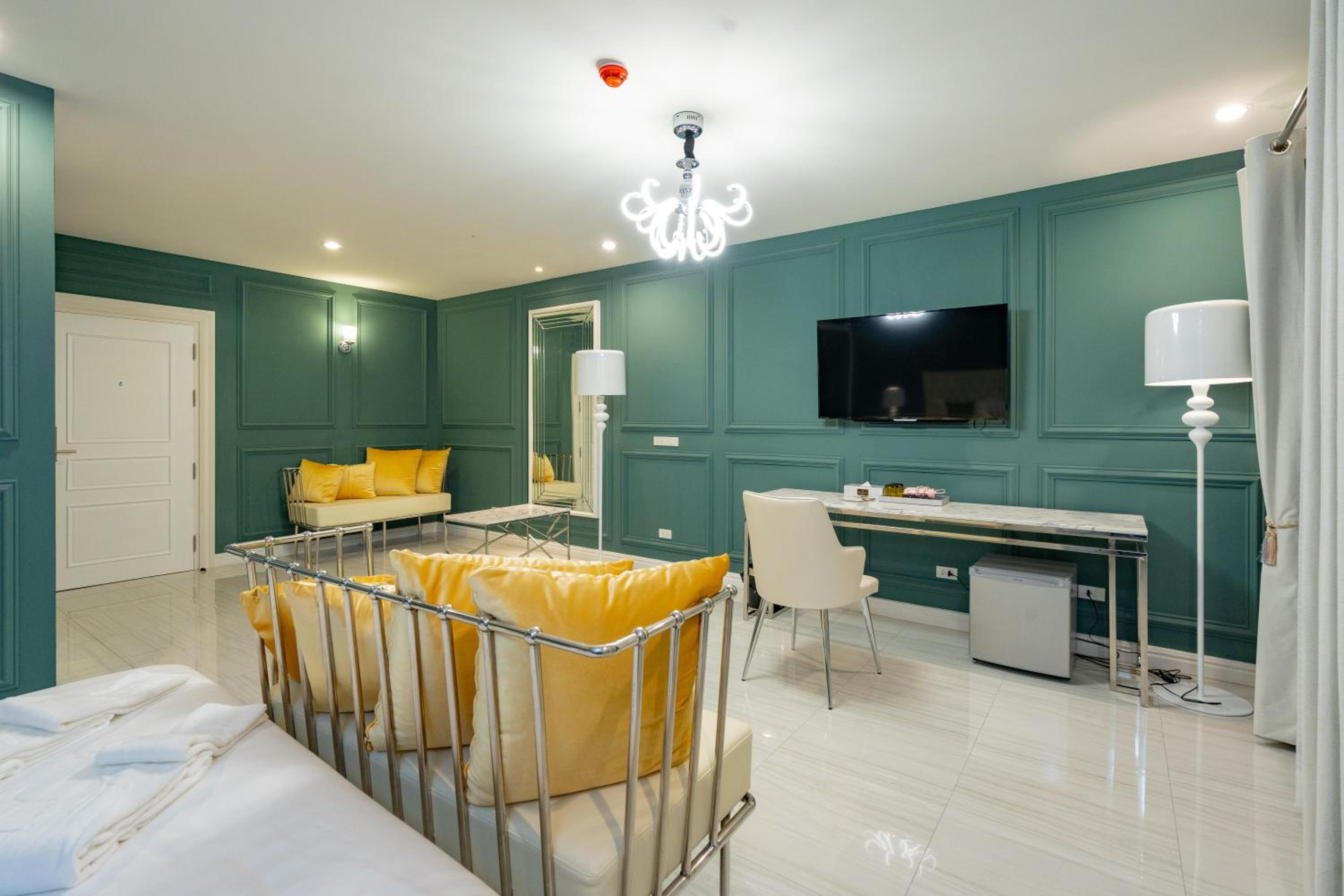 Suite - Photo 37
