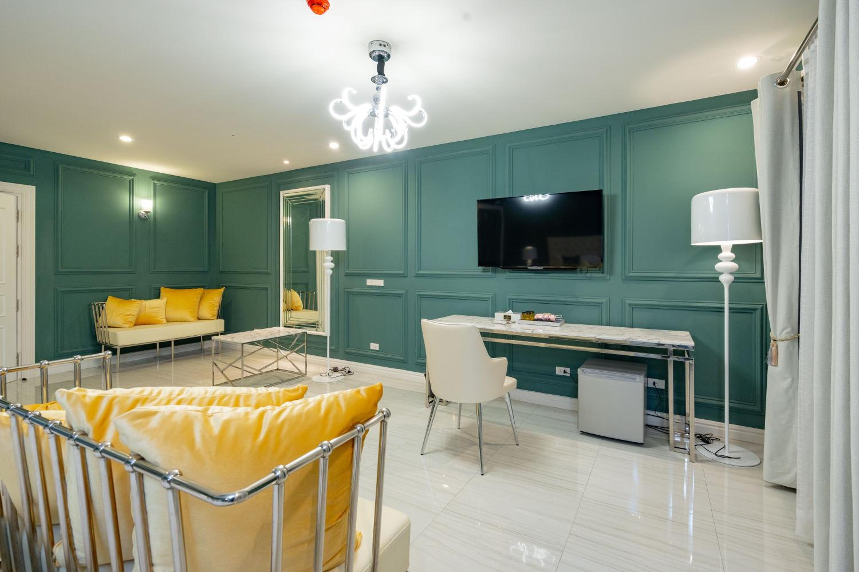 Suite - Photo 39