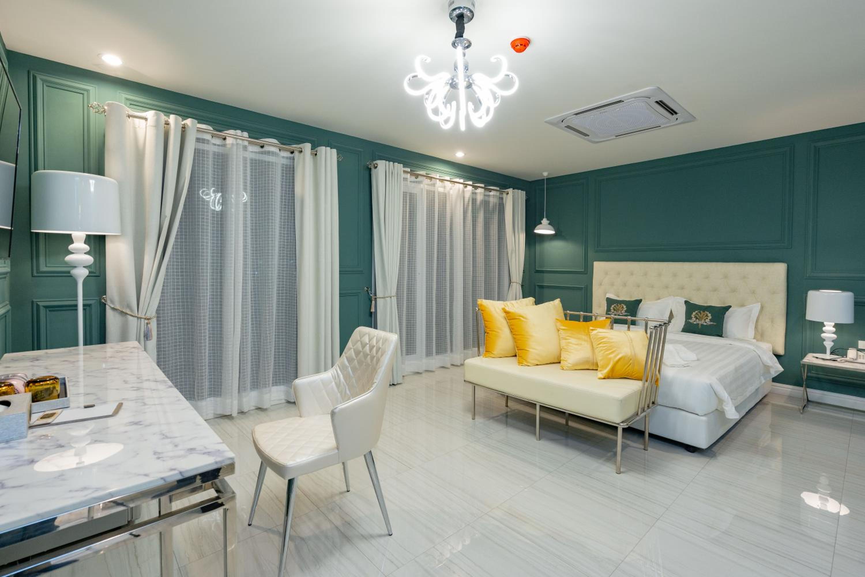 Suite - Photo 5