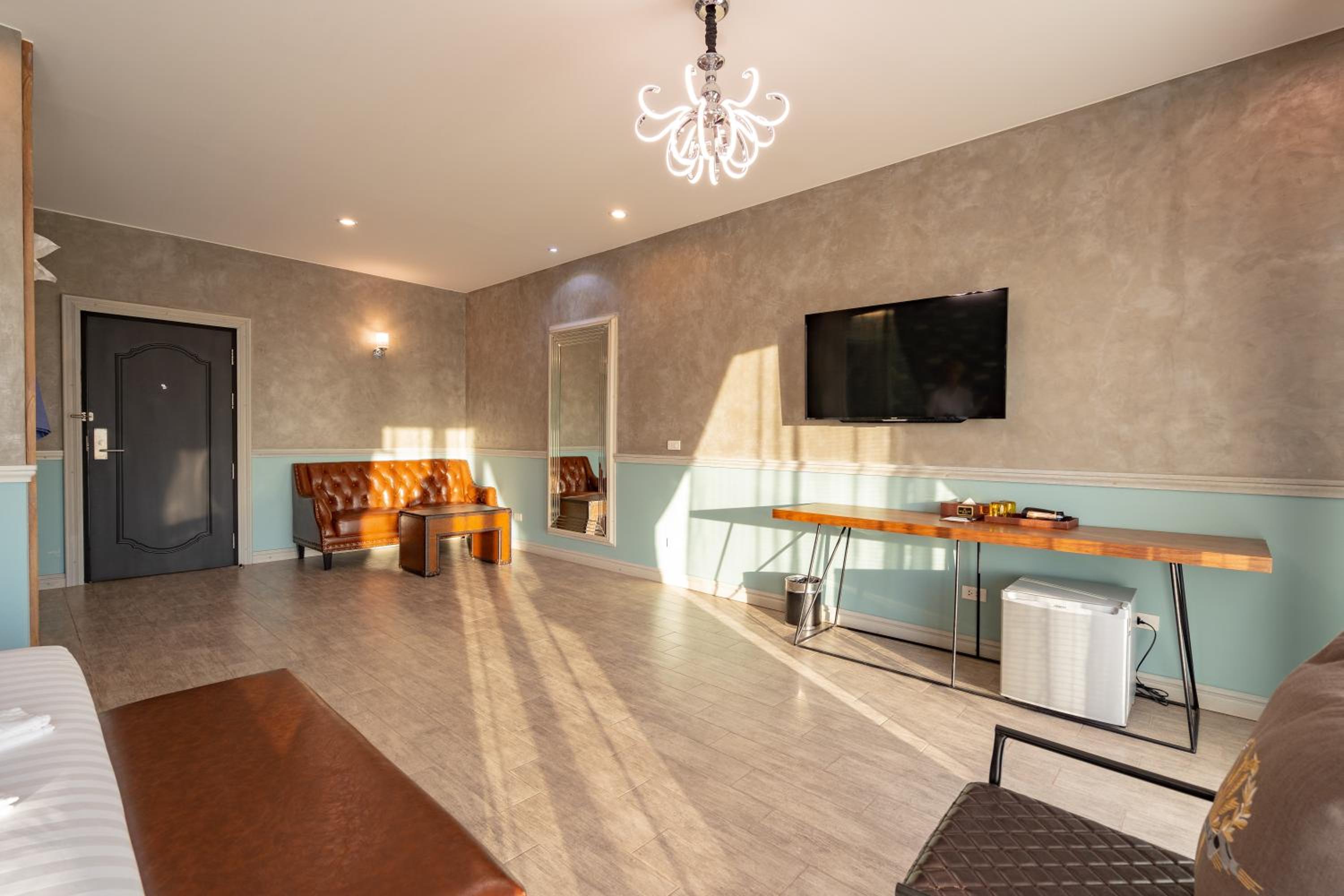 Suite - Photo 19