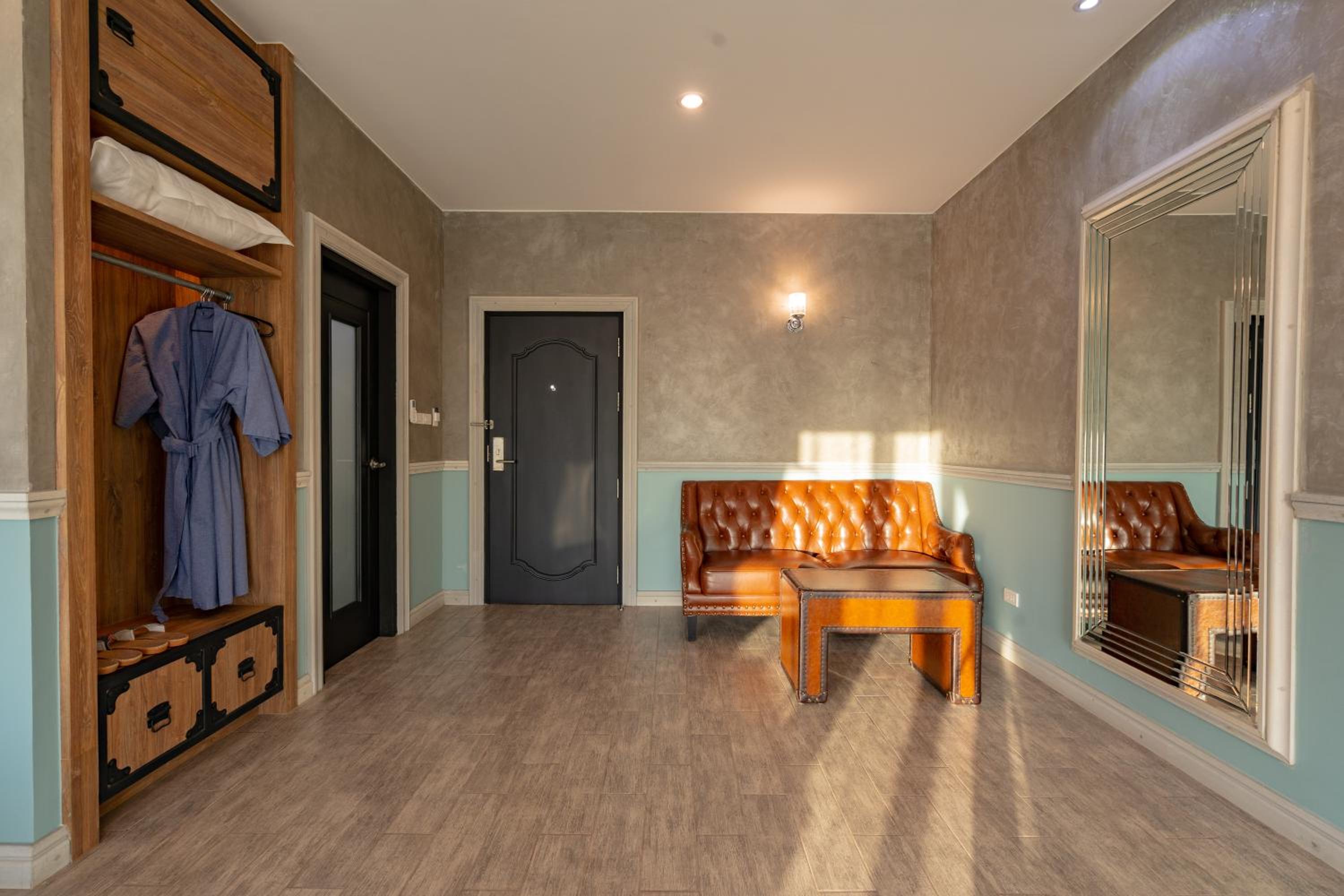 Suite - Photo 18