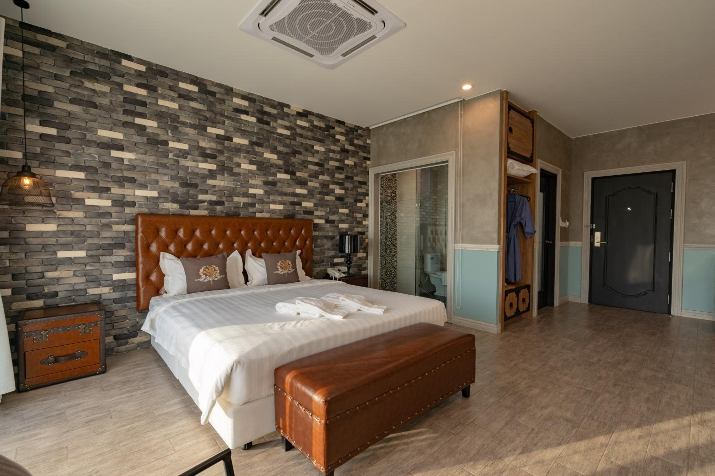 Suite - Photo 17
