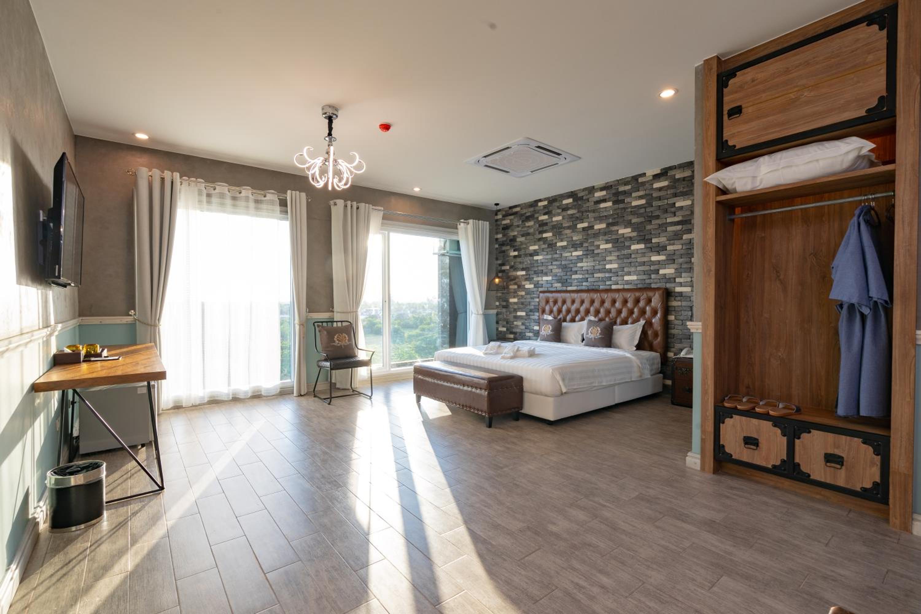 Suite - Photo 16