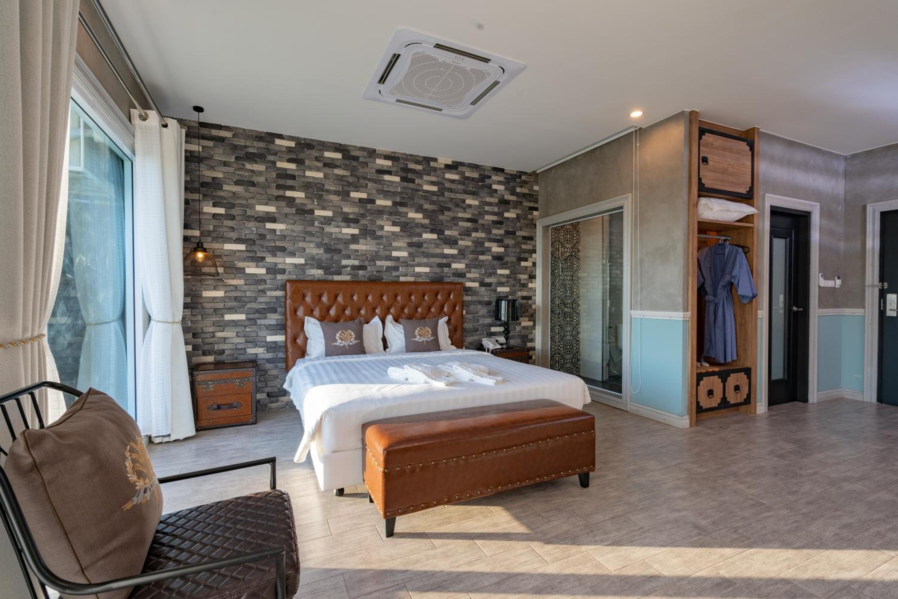 Suite - Photo 15