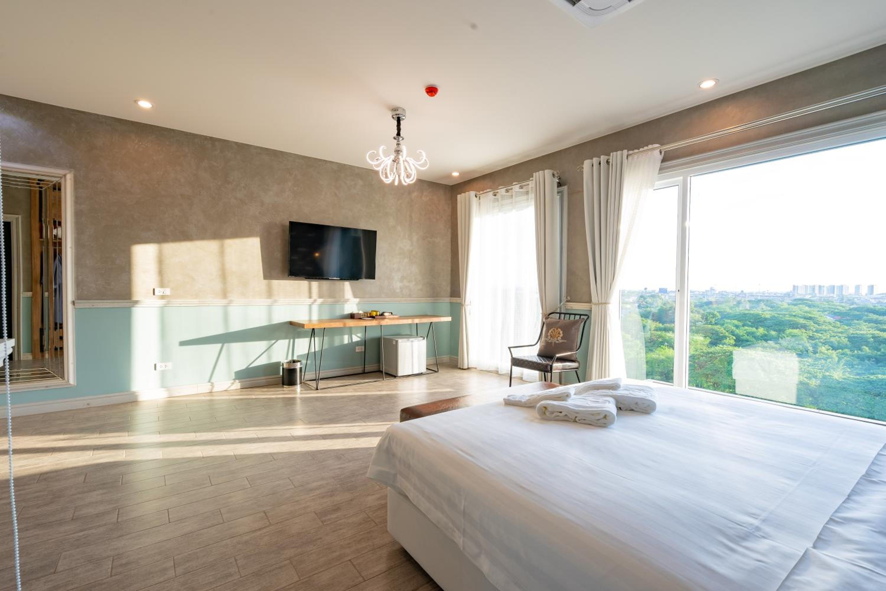 Suite - Photo 14