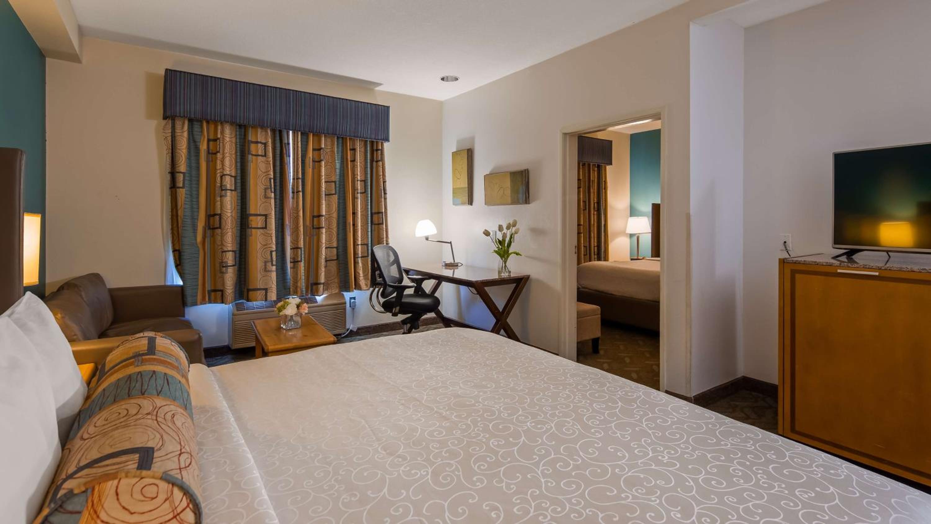 King and Queen Room with Sofa and Bath Tub - Disability Access/Non-Smoking - Photo 1