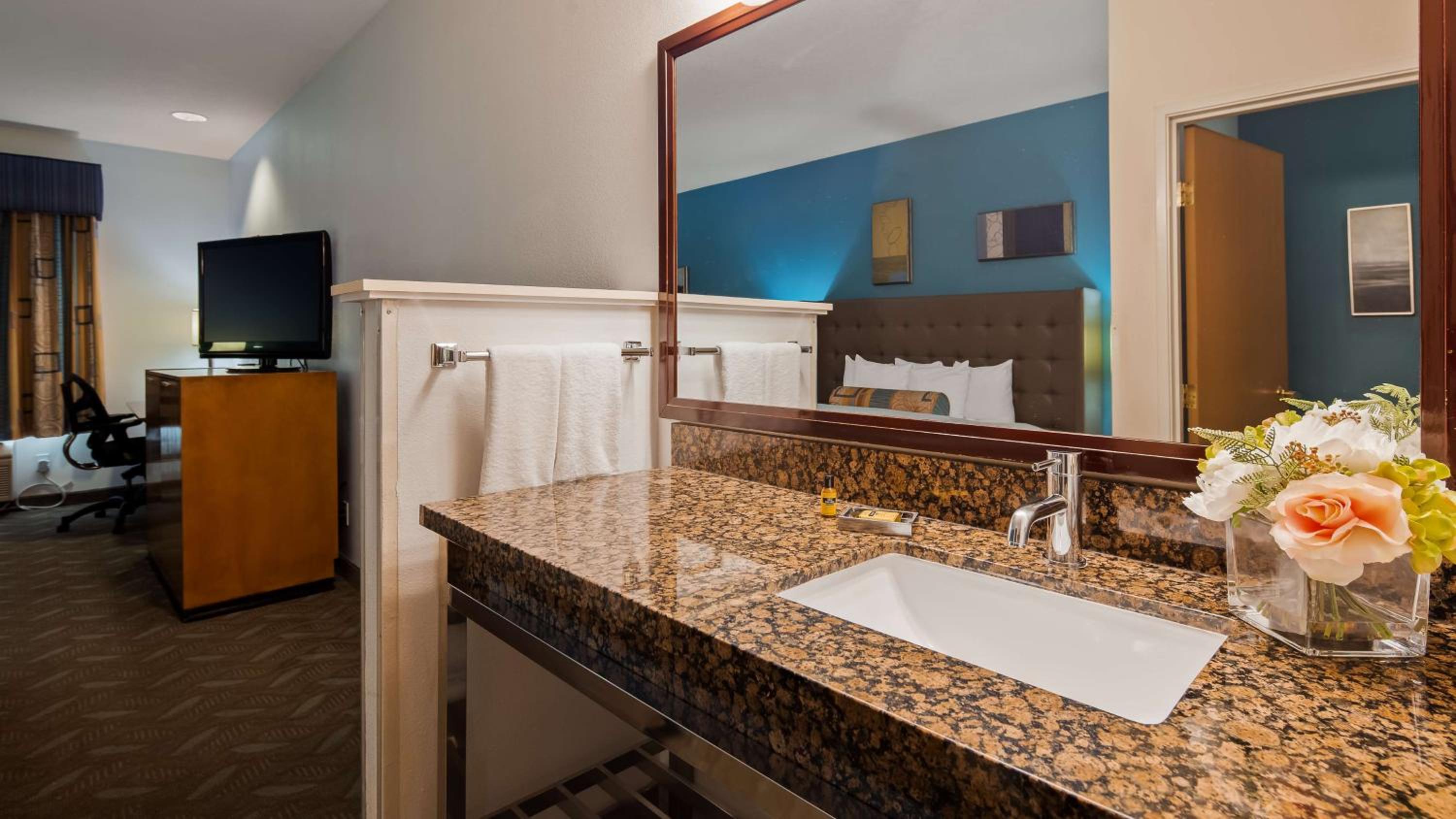 King and Queen Room with Sofa and Bath Tub - Disability Access/Non-Smoking - Photo 3