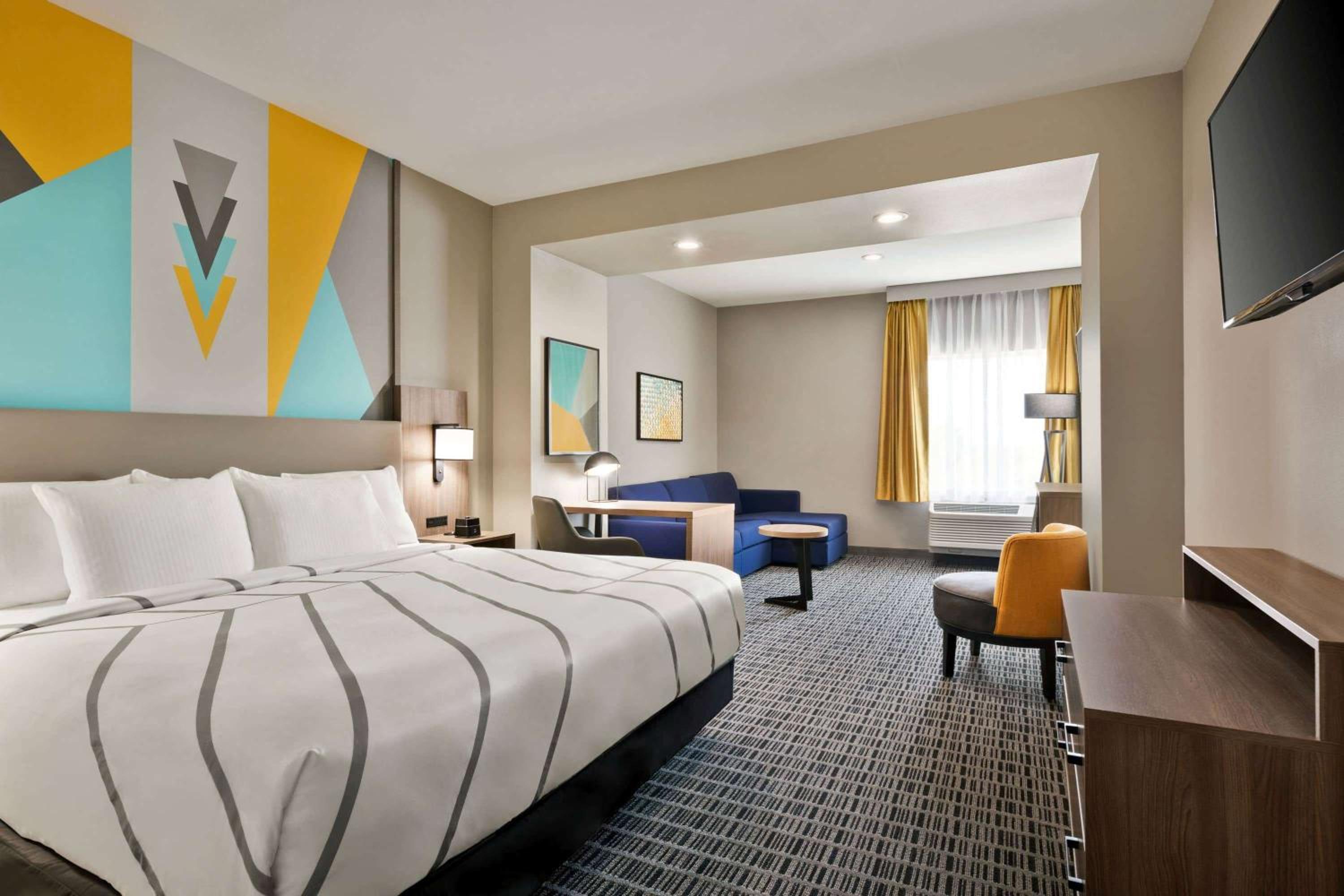 Executive King Room with Sofa Bed - Photo 1