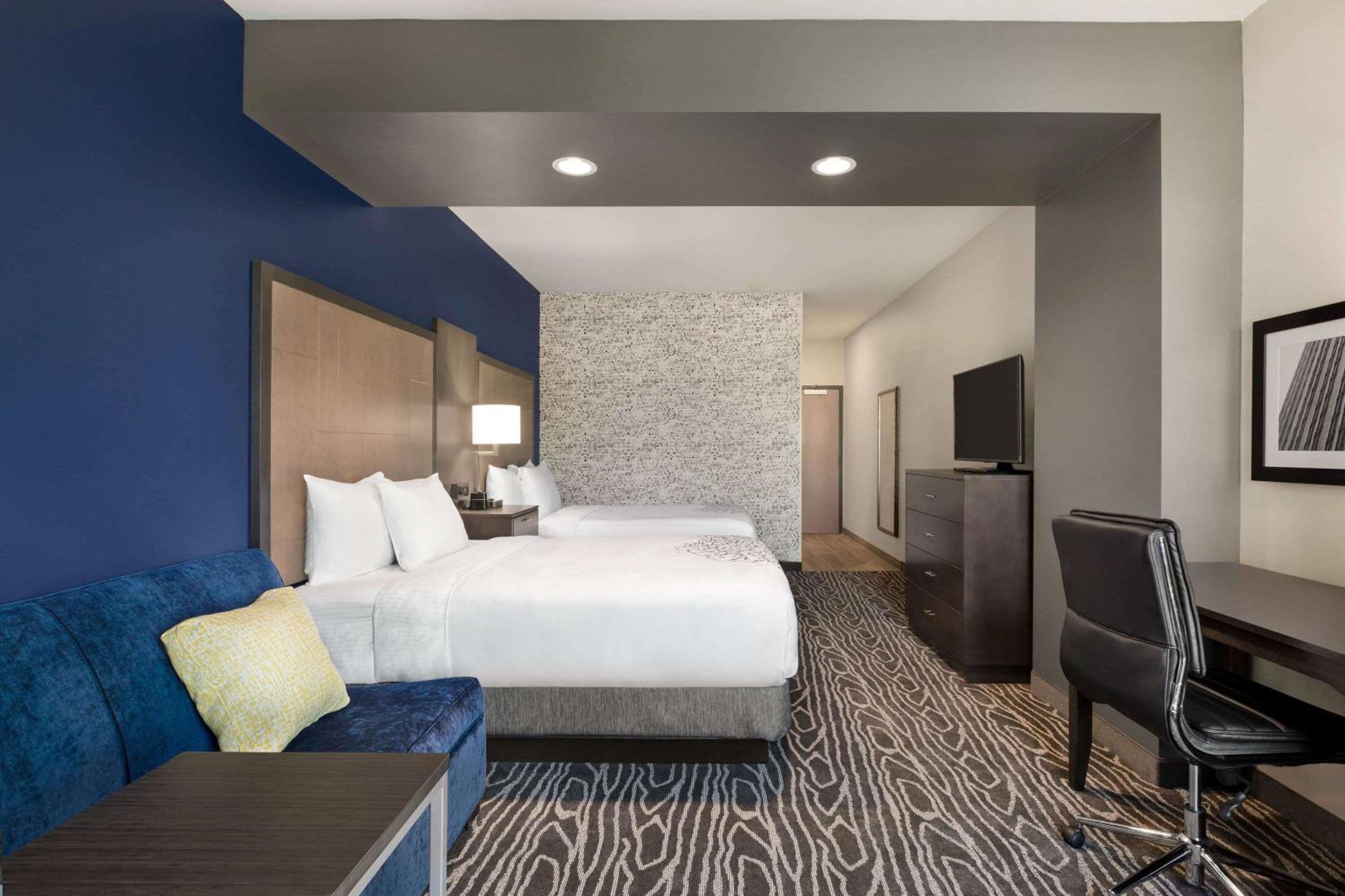 Queen Room with Two Queen Beds and Sofa Bed photo 2