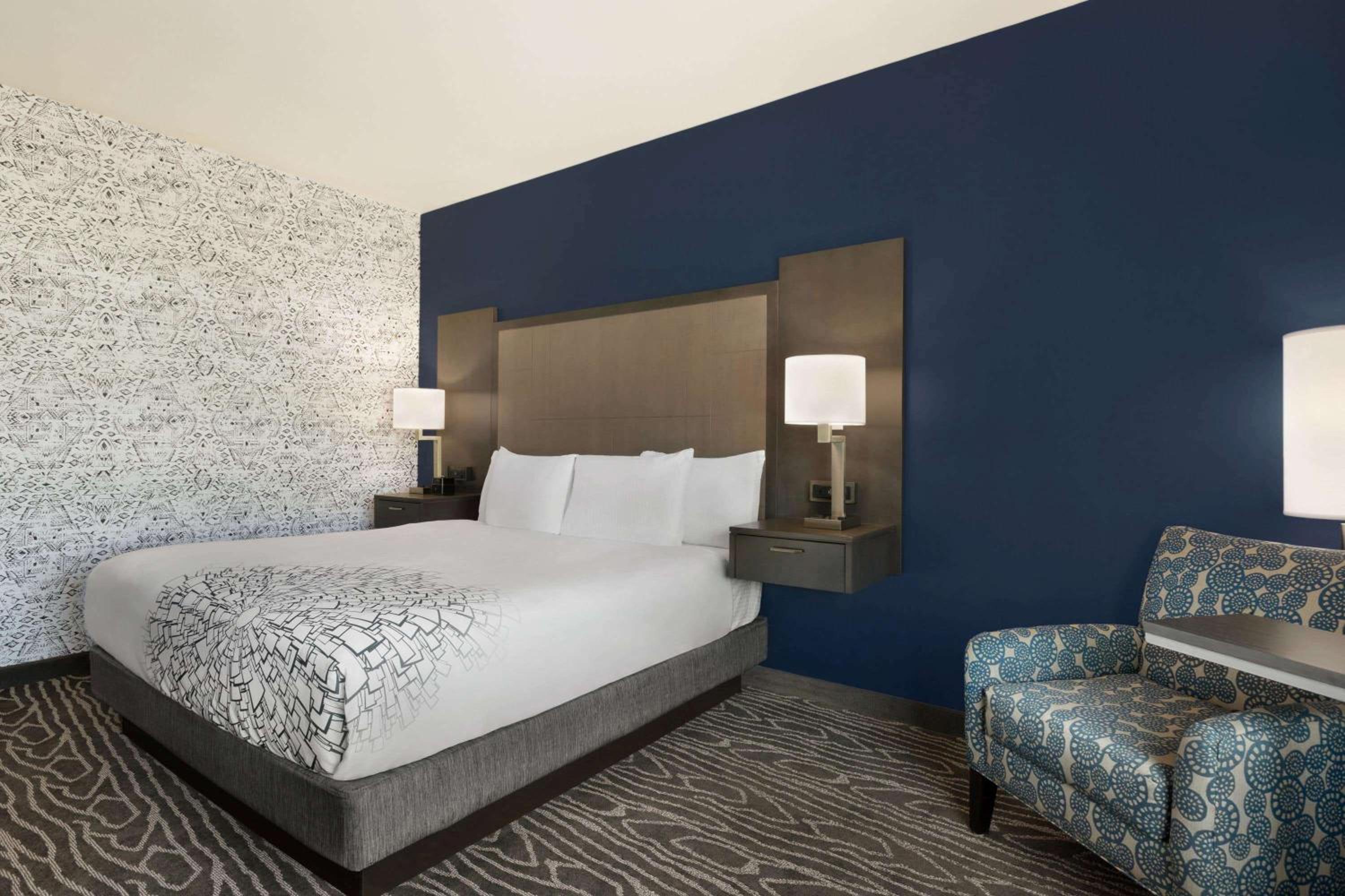 Executive King Room with Sofa Bed photo 3