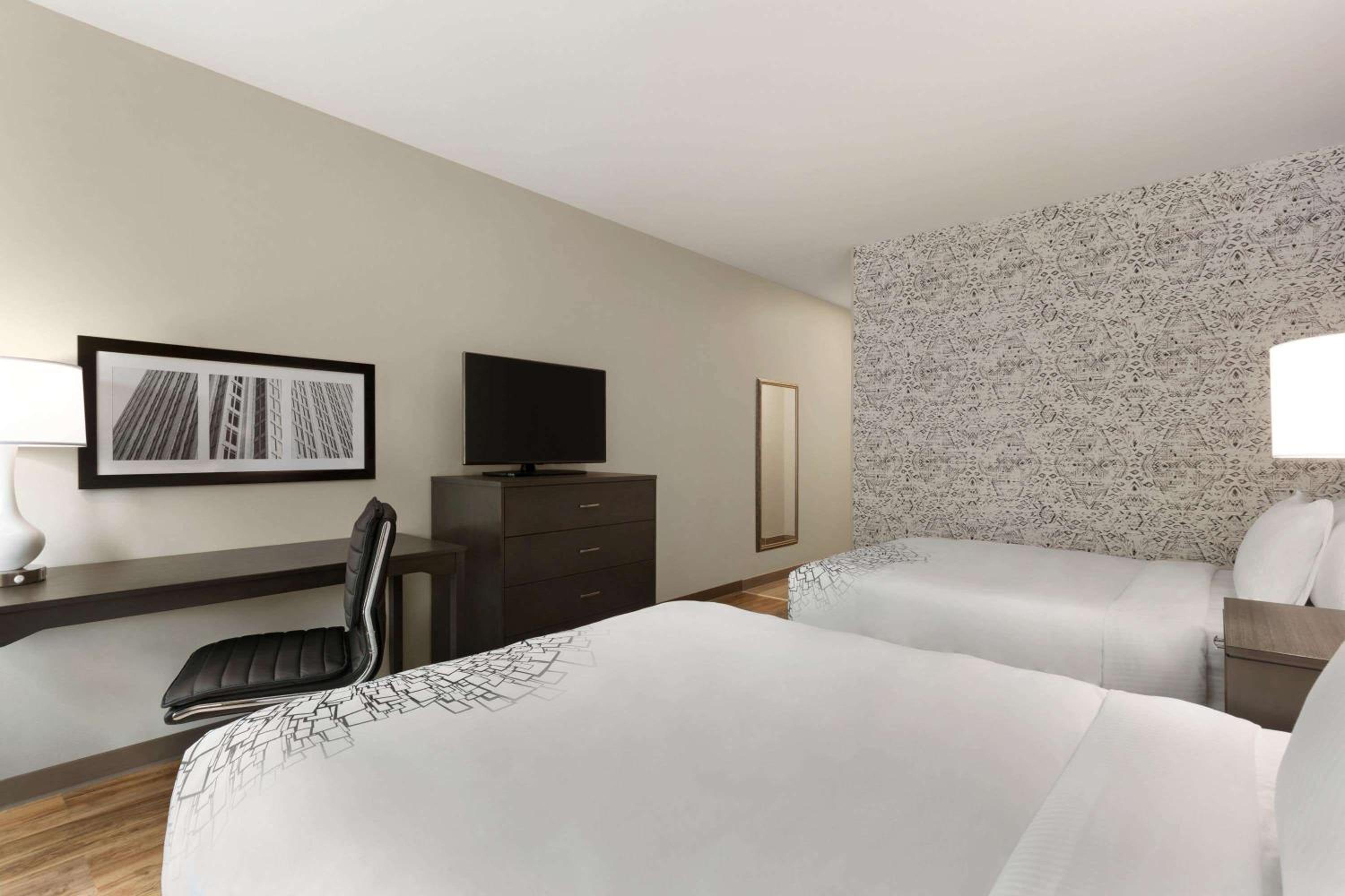 Queen Room with Two Queen Beds photo 2