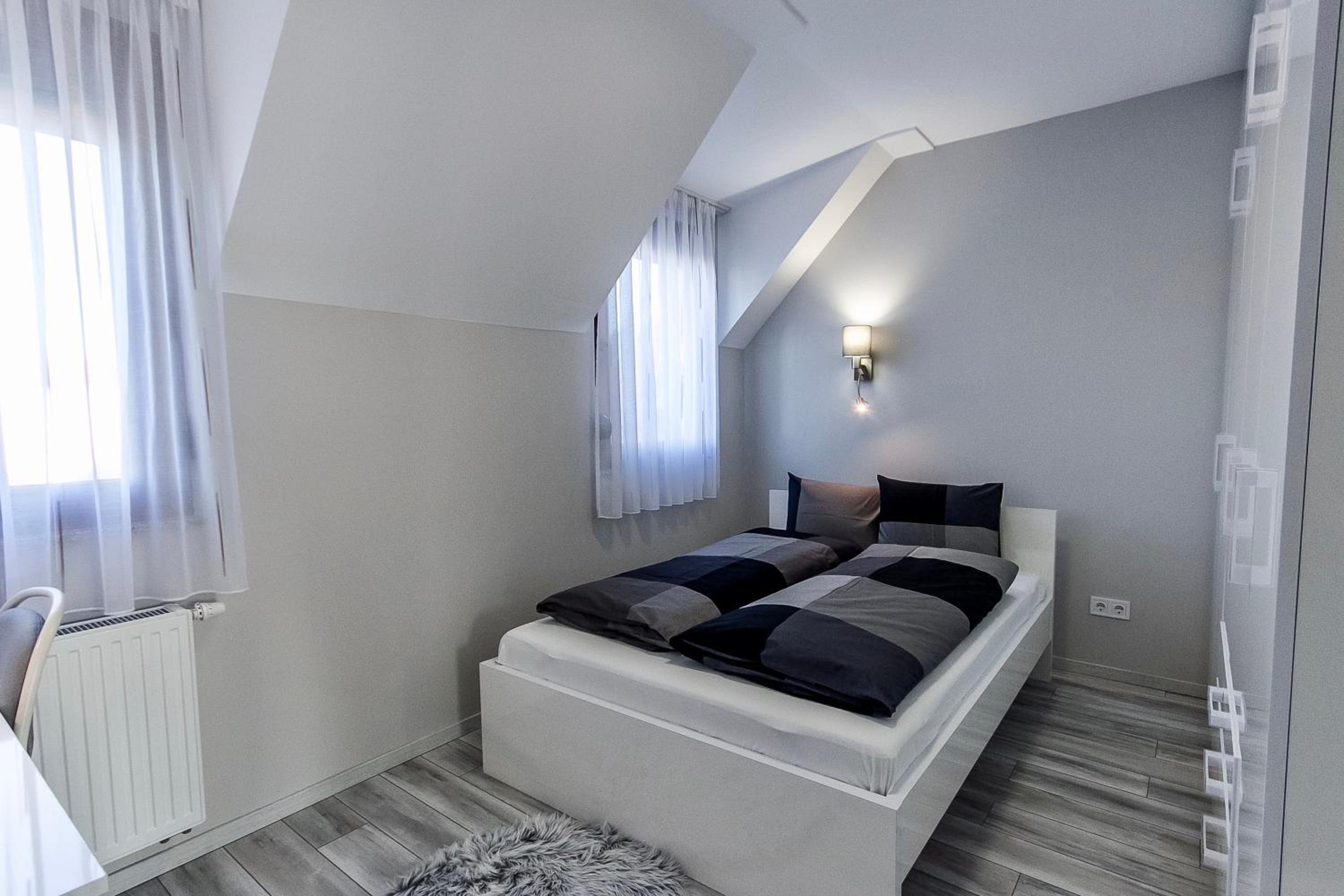 Apartment - Upper Floor - Photo 10