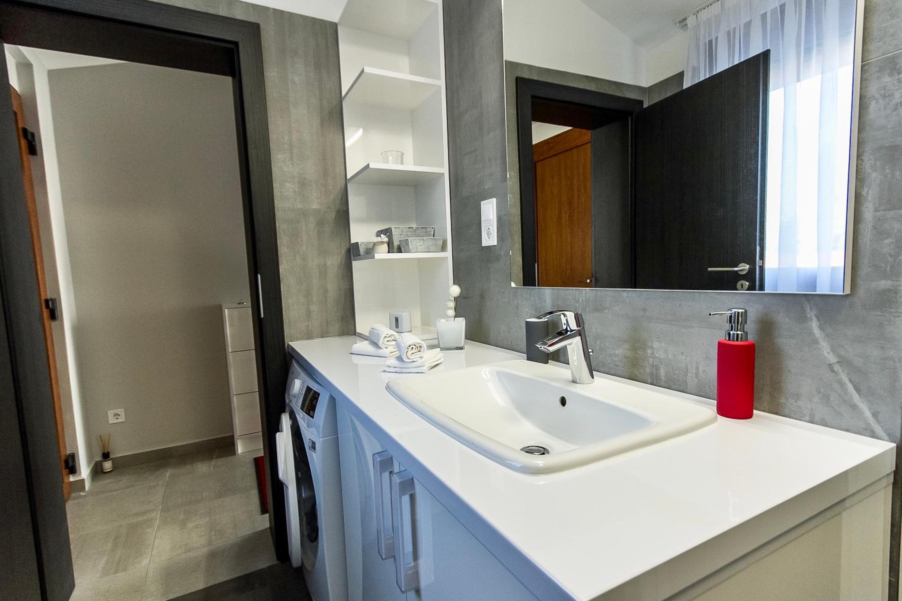 Apartment - Upper Floor - Photo 16