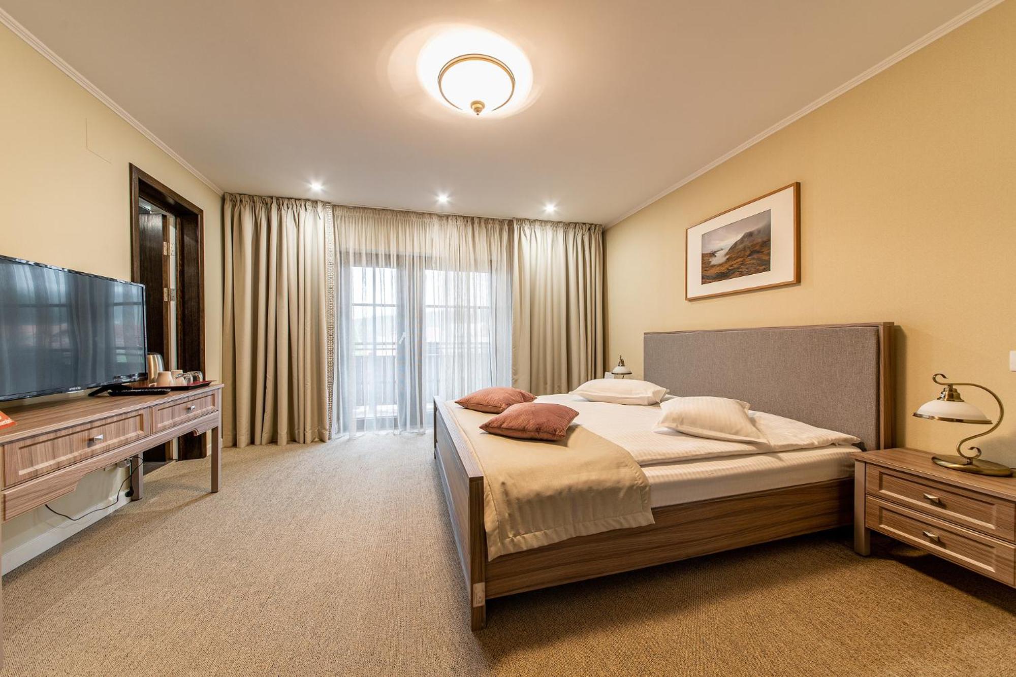 Double Room with Balcony (2 Adults + 1 Child) photo 3