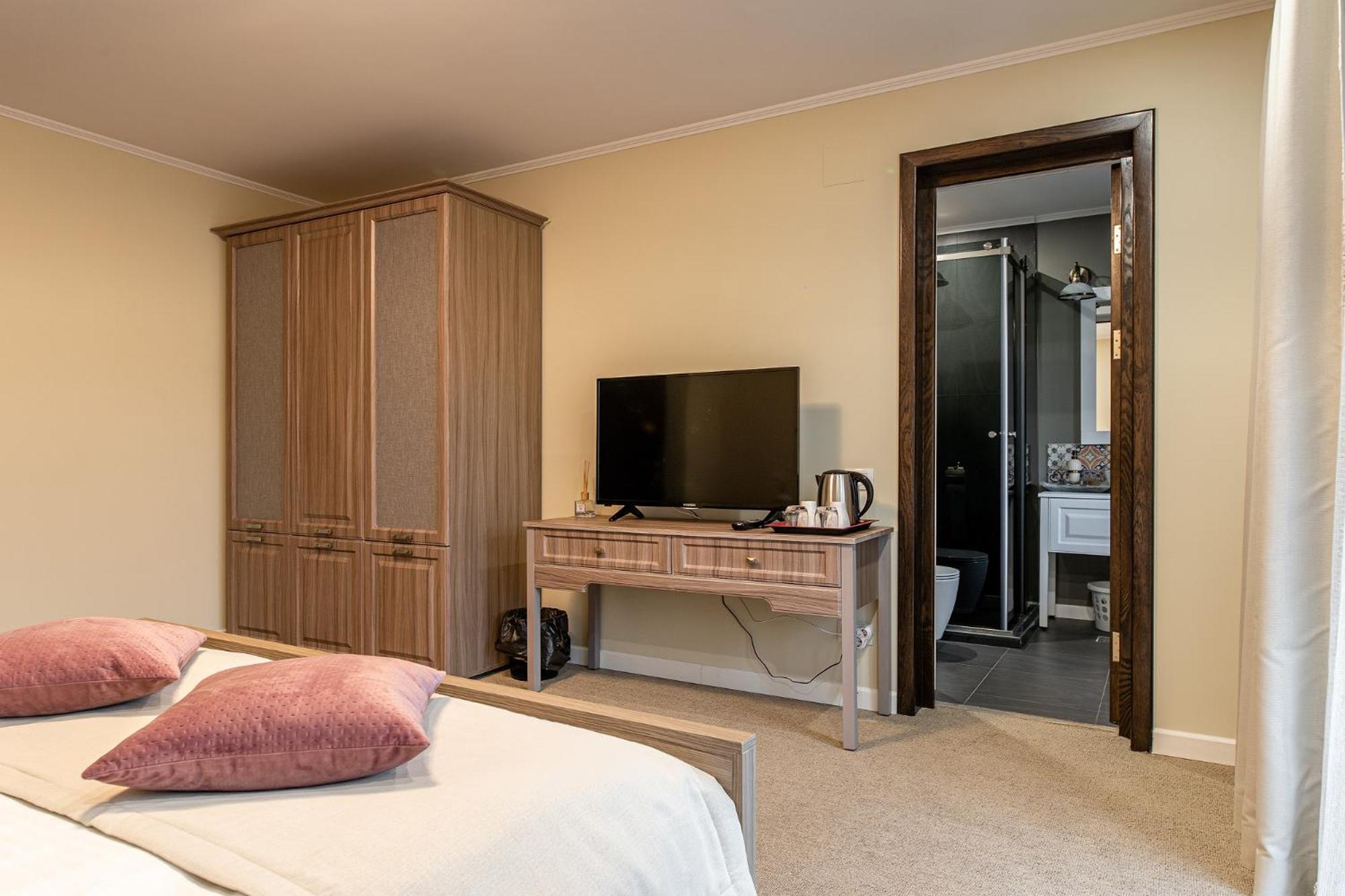 Double Room with Balcony (2 Adults + 1 Child) photo 1