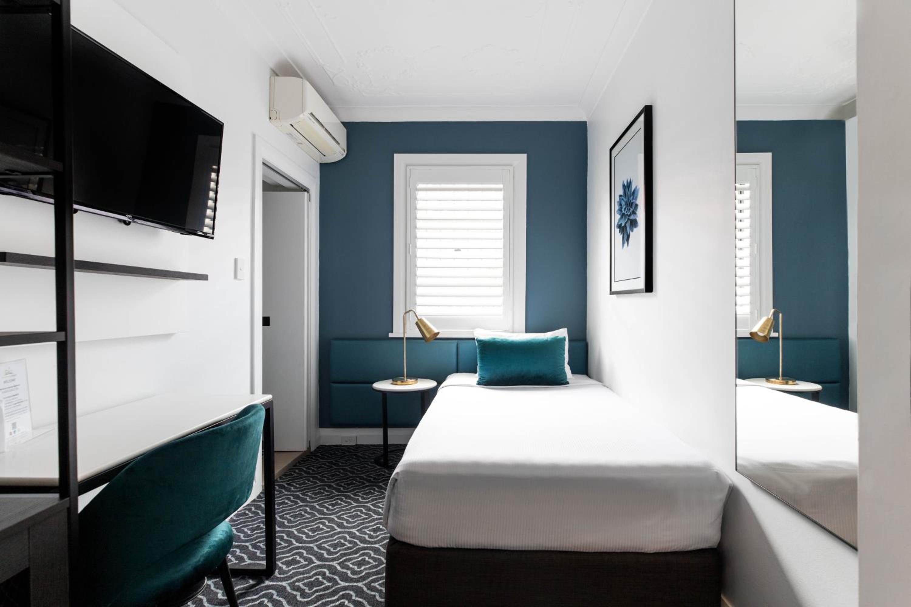 Single Room thumbnail 5
