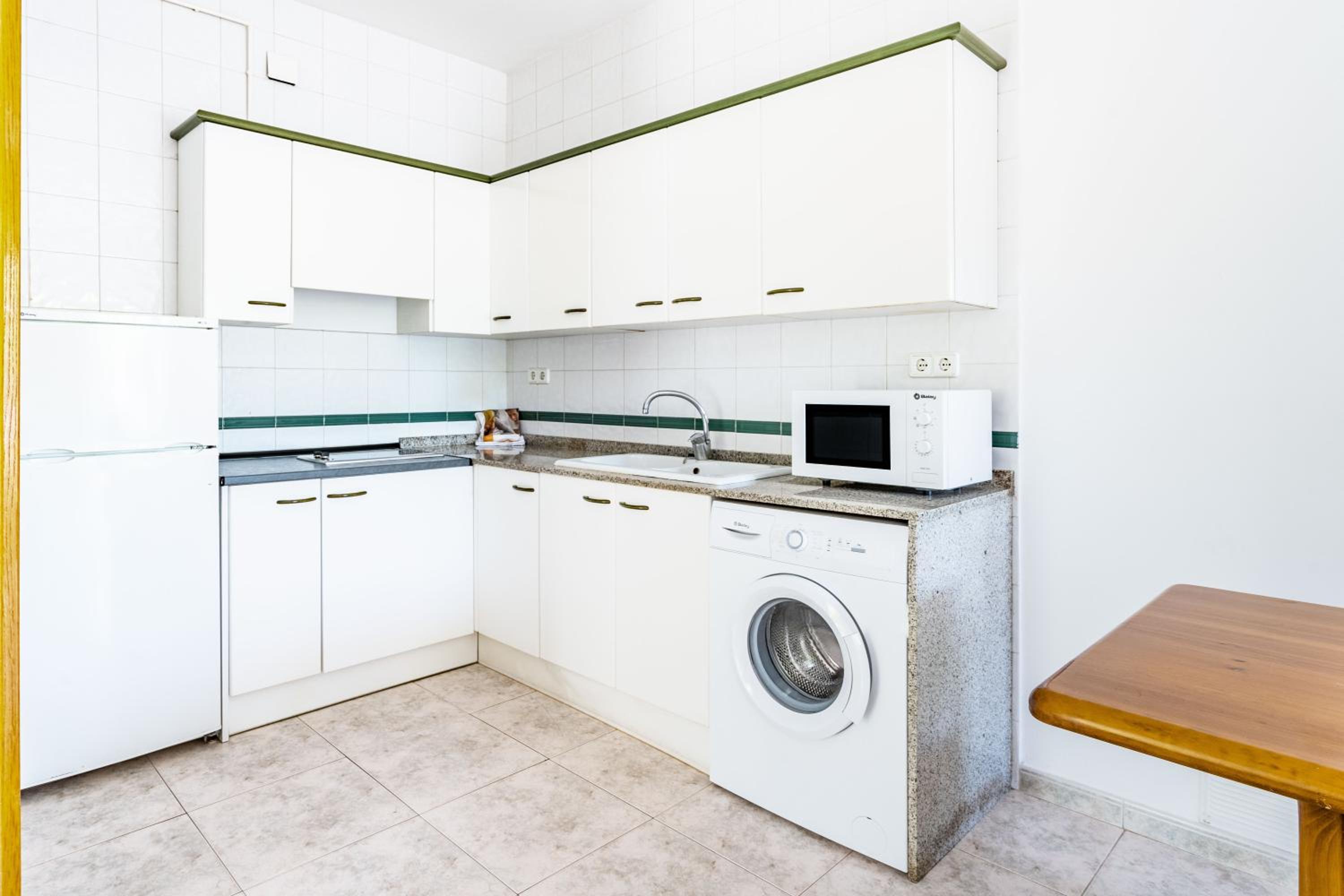 Two-Bedroom Apartment (4-5 Adults) - Photo 4