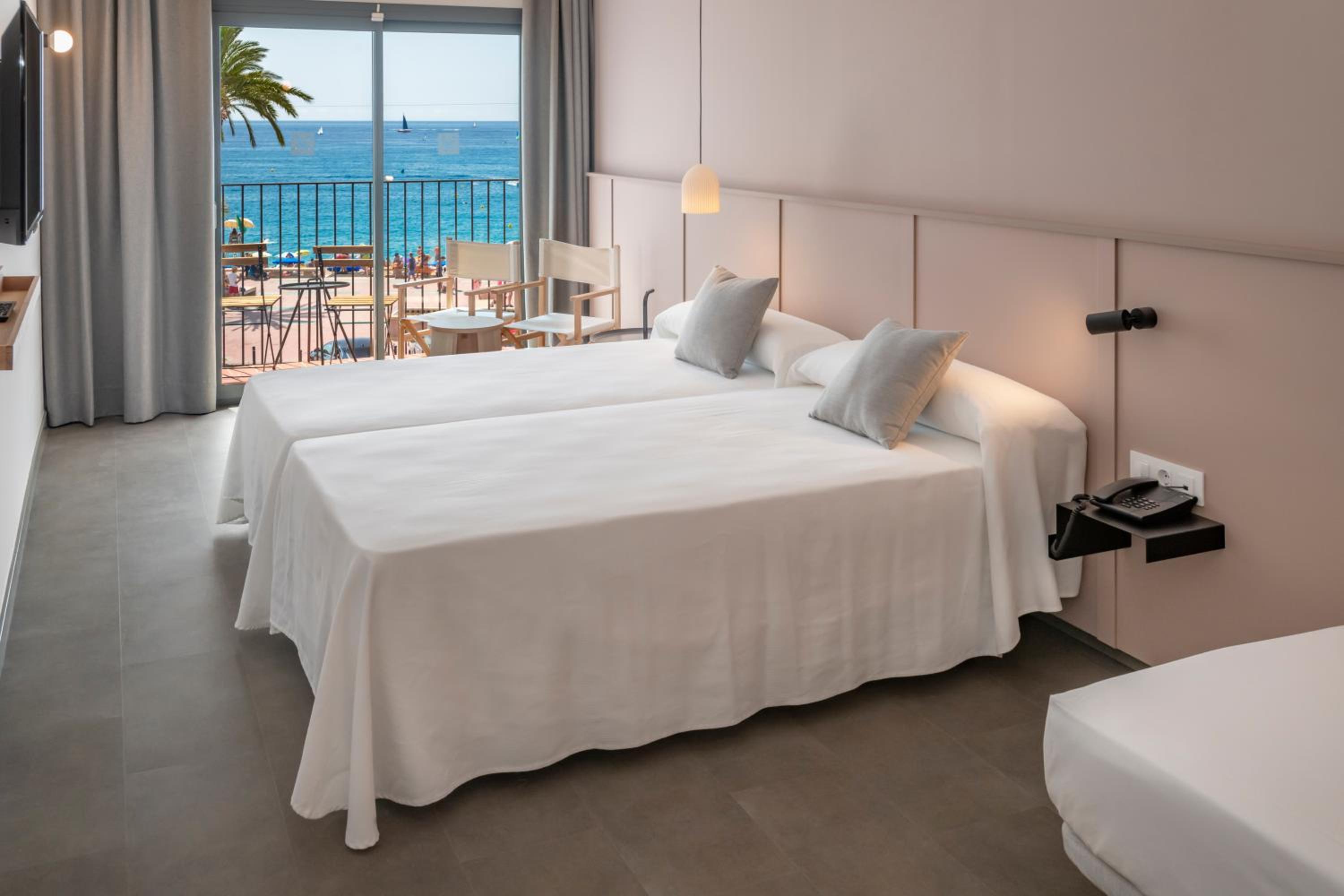 Double or Twin Room with Sea View - Photo 12