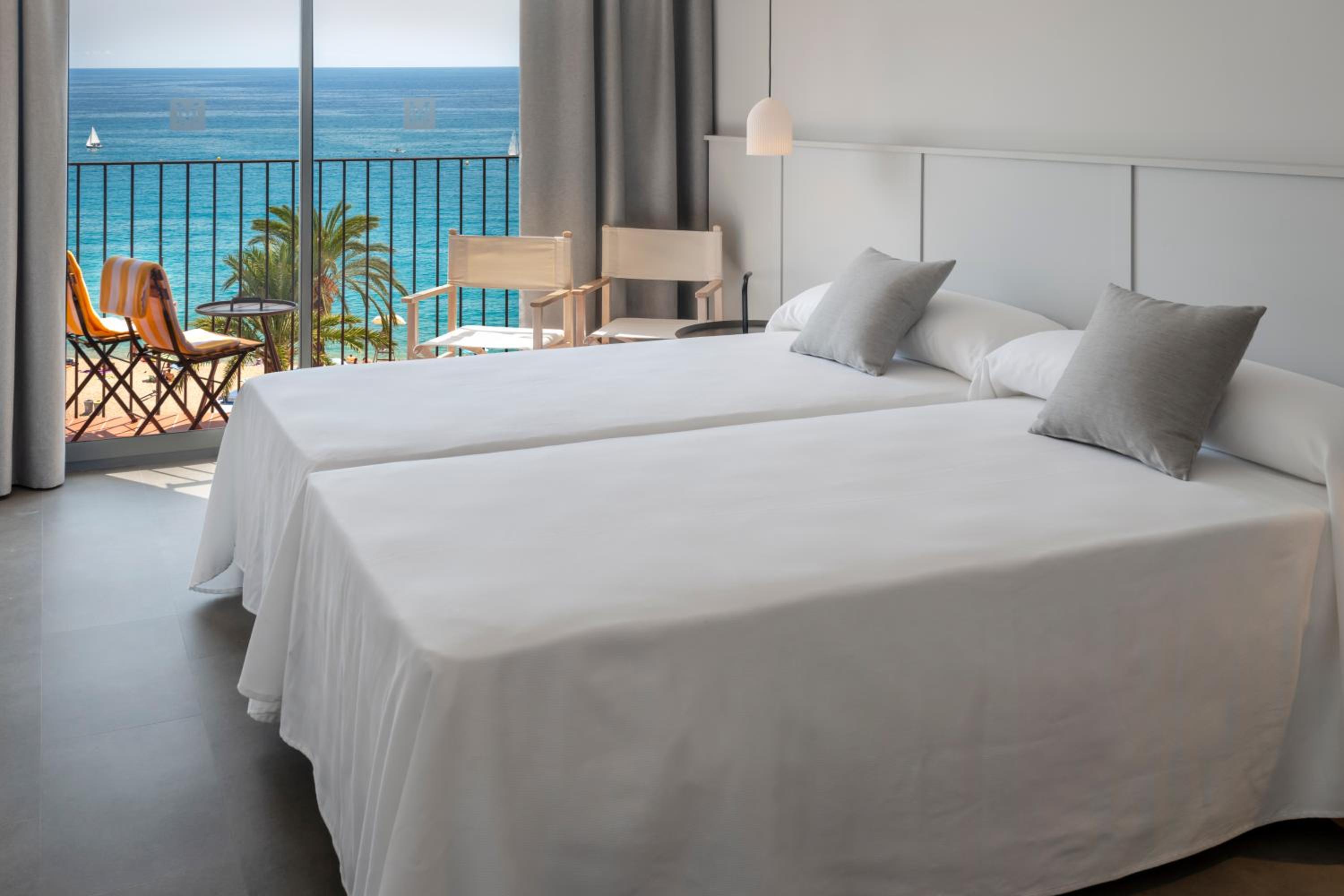 Double or Twin Room with Sea View - Photo 1