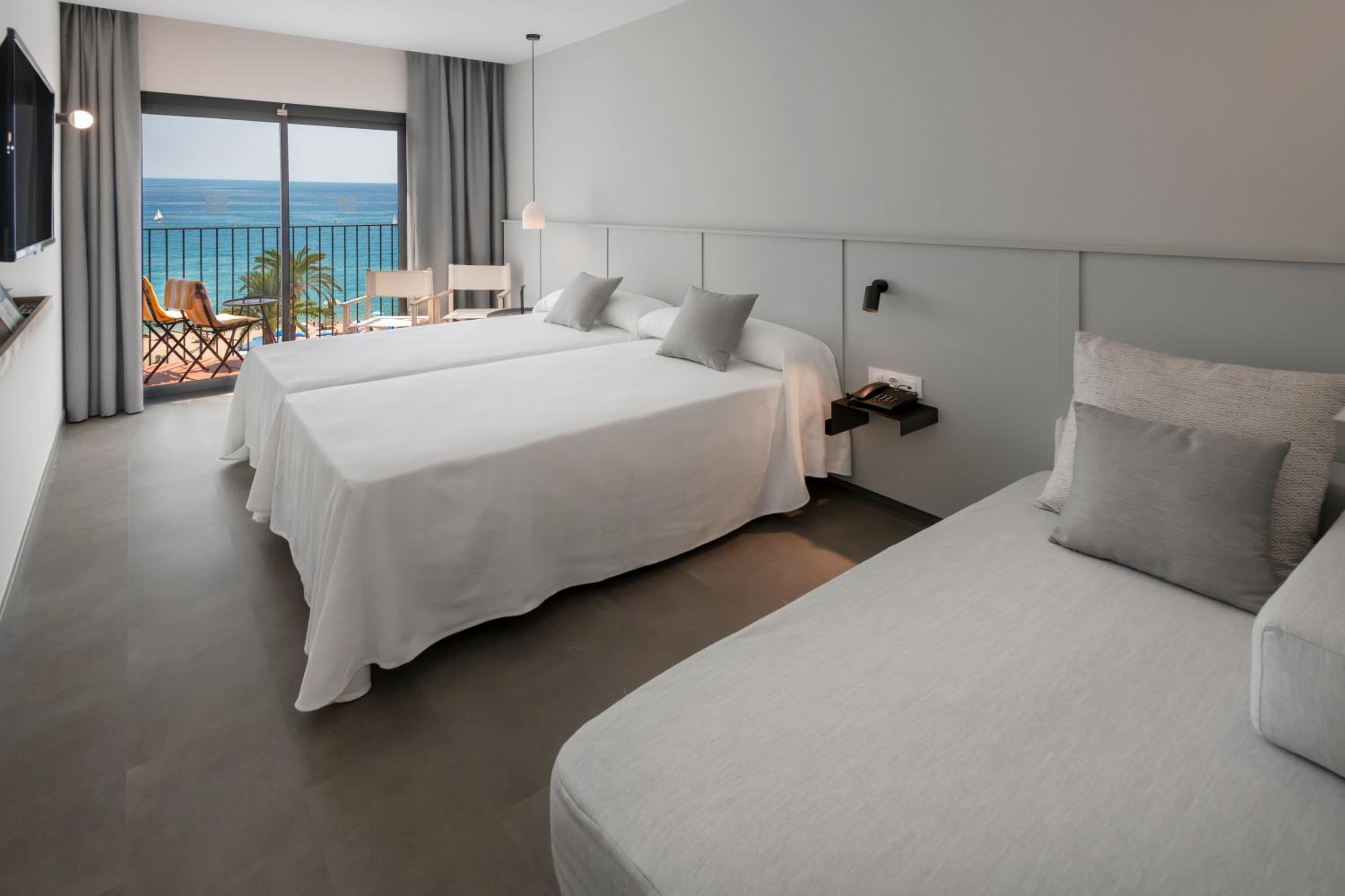 Double or Twin Room with Sea View - Photo 3