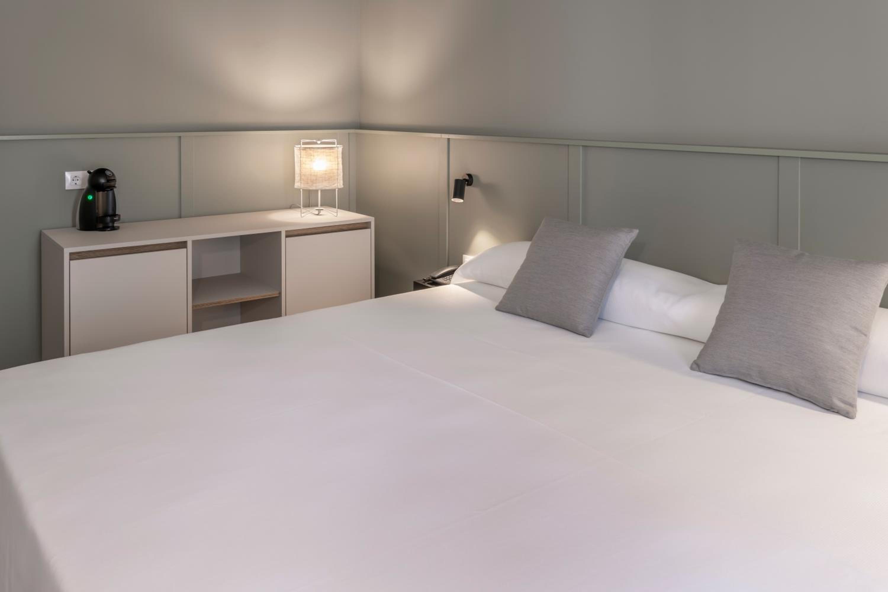 Double or Twin Room with Sea View - Photo 4
