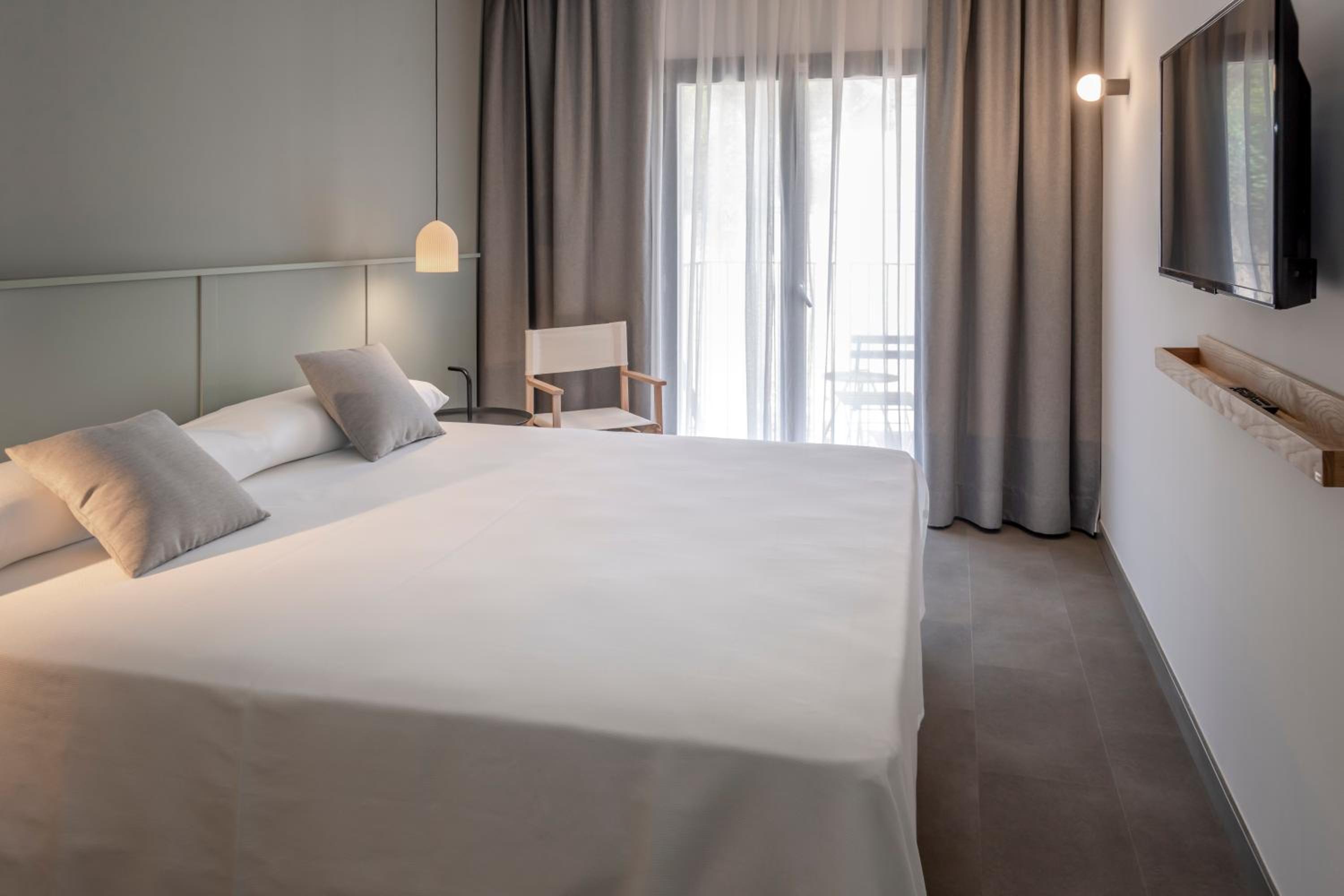 Double or Twin Room with Sea View - Photo 6