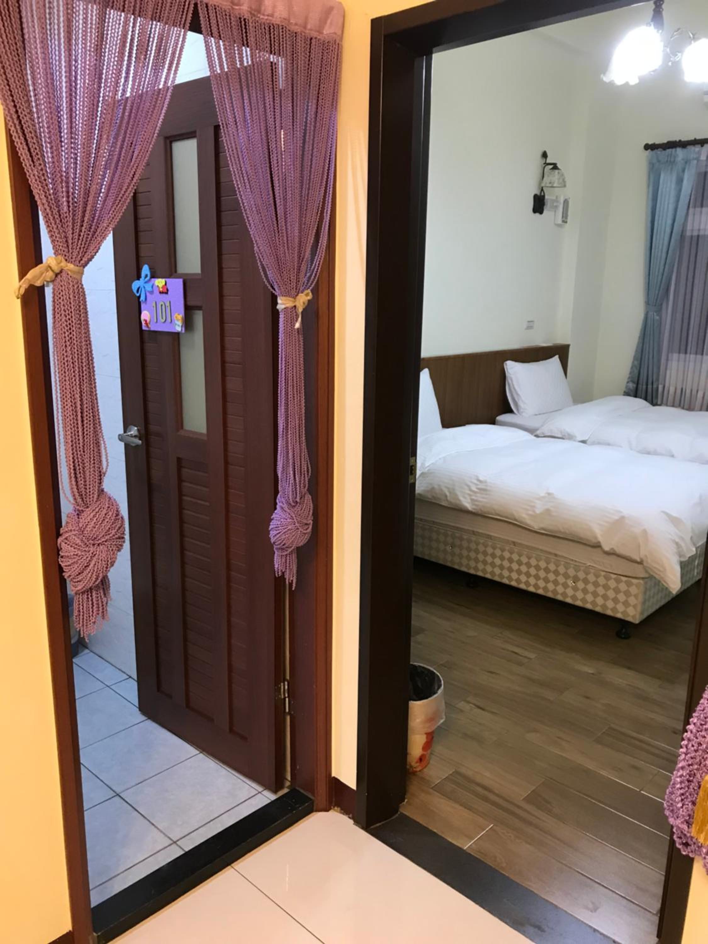 Twin Room with Private External Bathroom photo 2