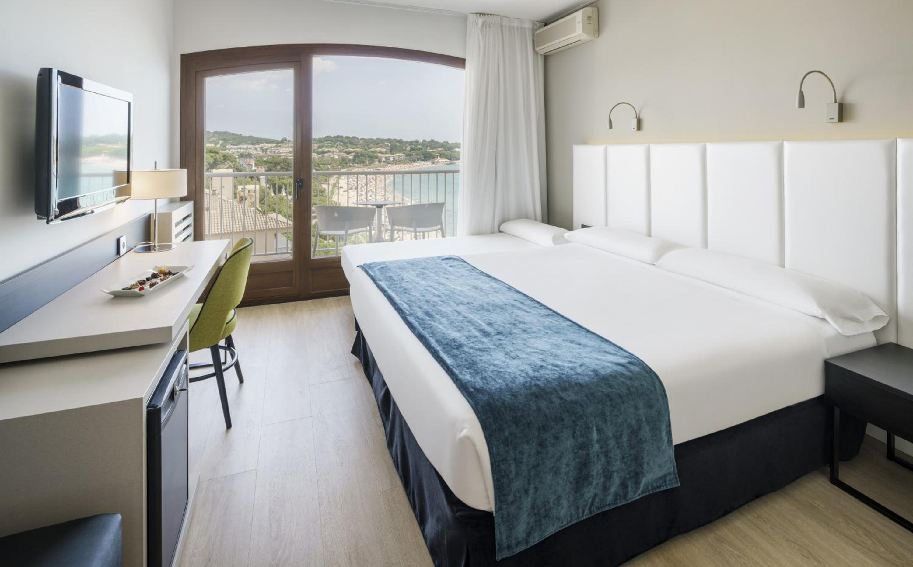 Habitación Doble con Cama Extra y Vista al Mar