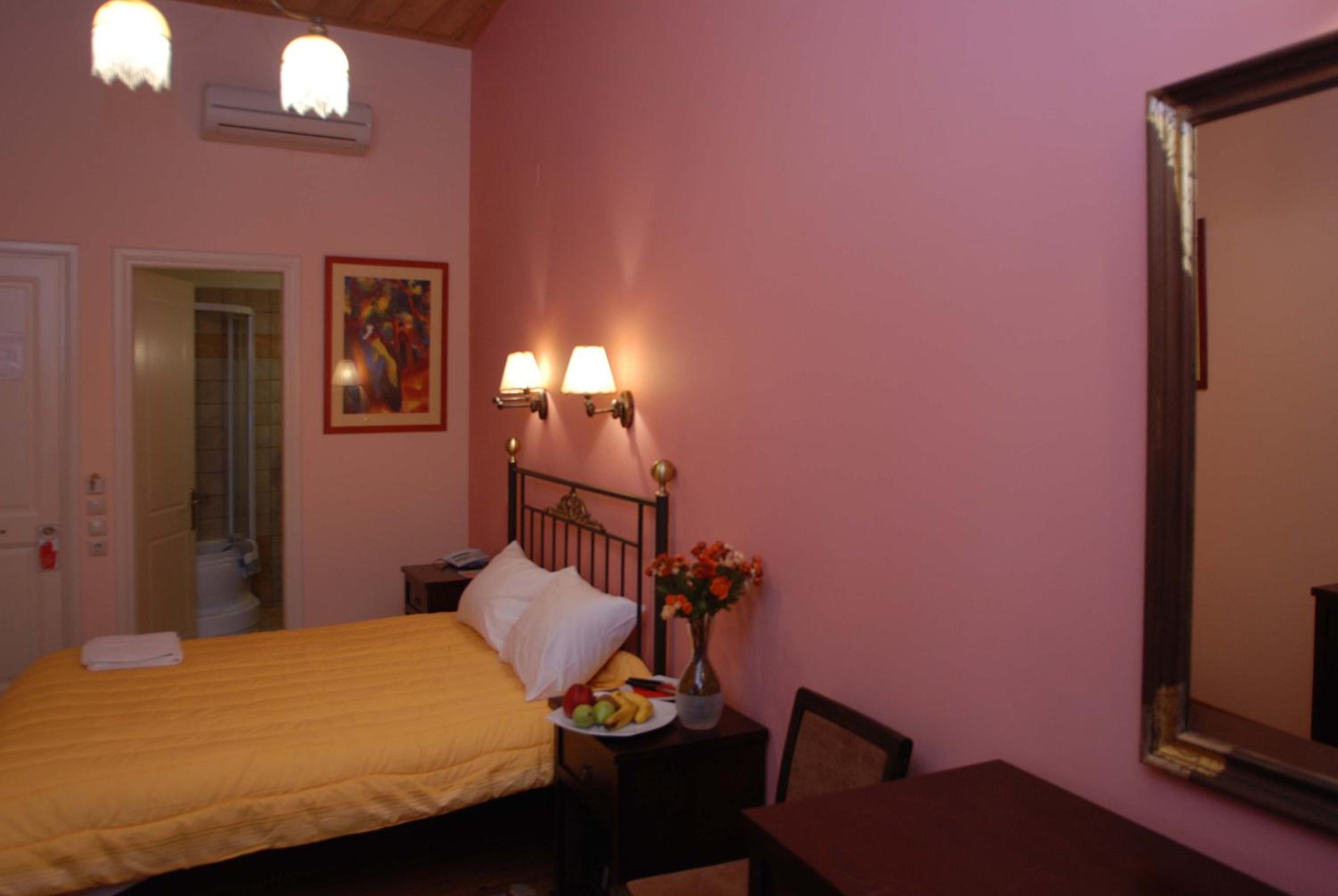 Economy Double Room photo 3