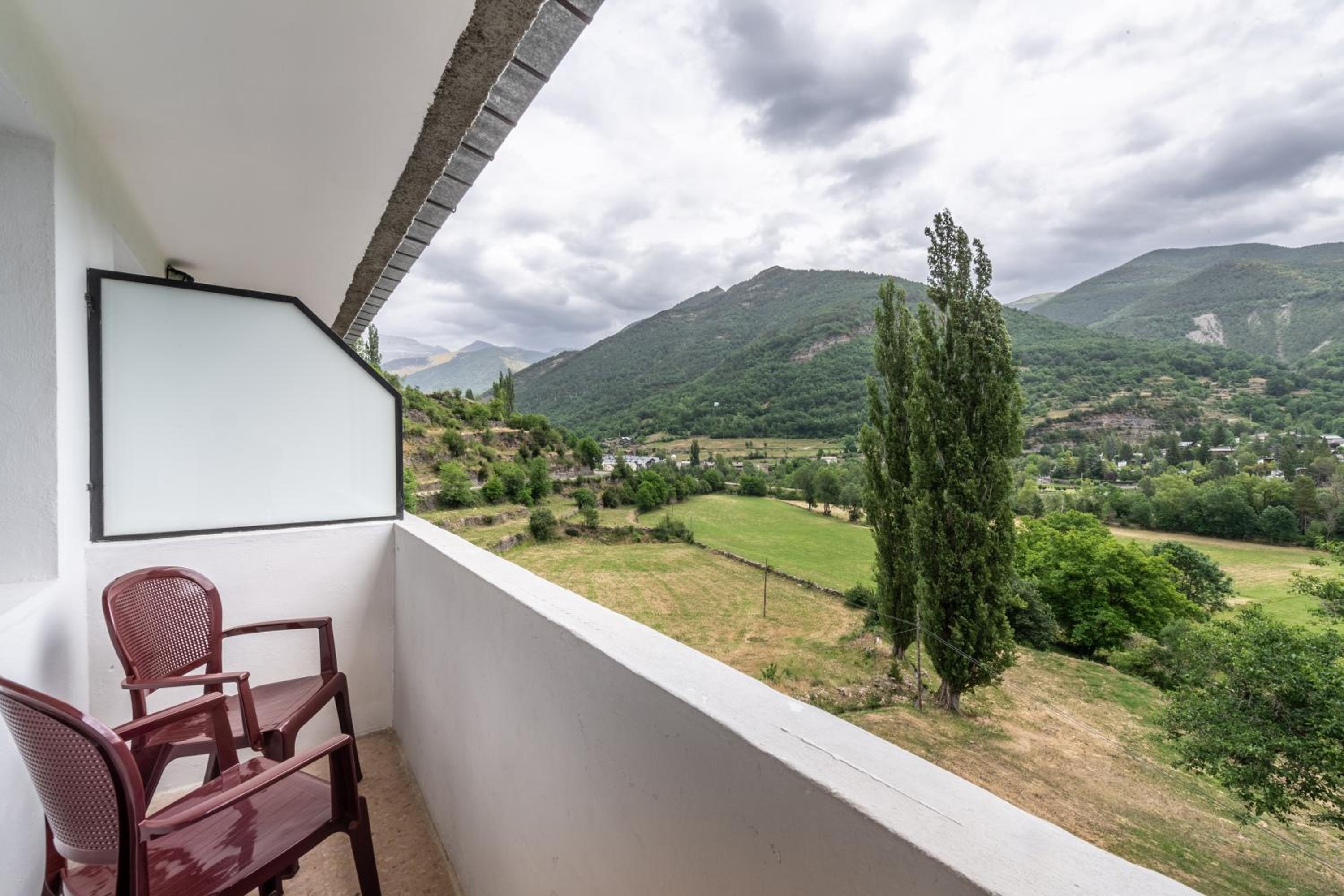 Superior Double or Twin Room with Balcony with mountain view - Photo 11