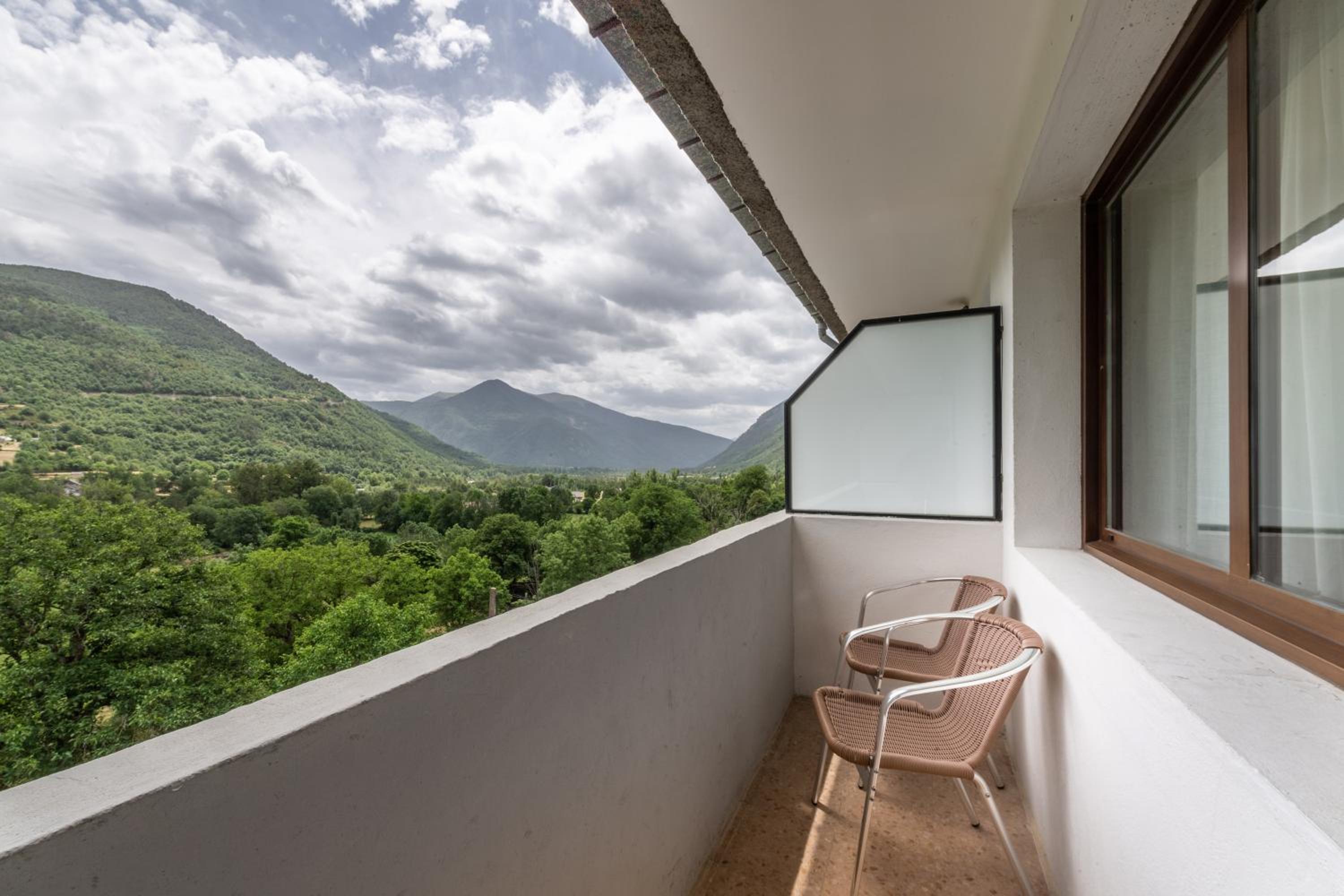 Superior Double or Twin Room with Balcony with mountain view - Photo 21