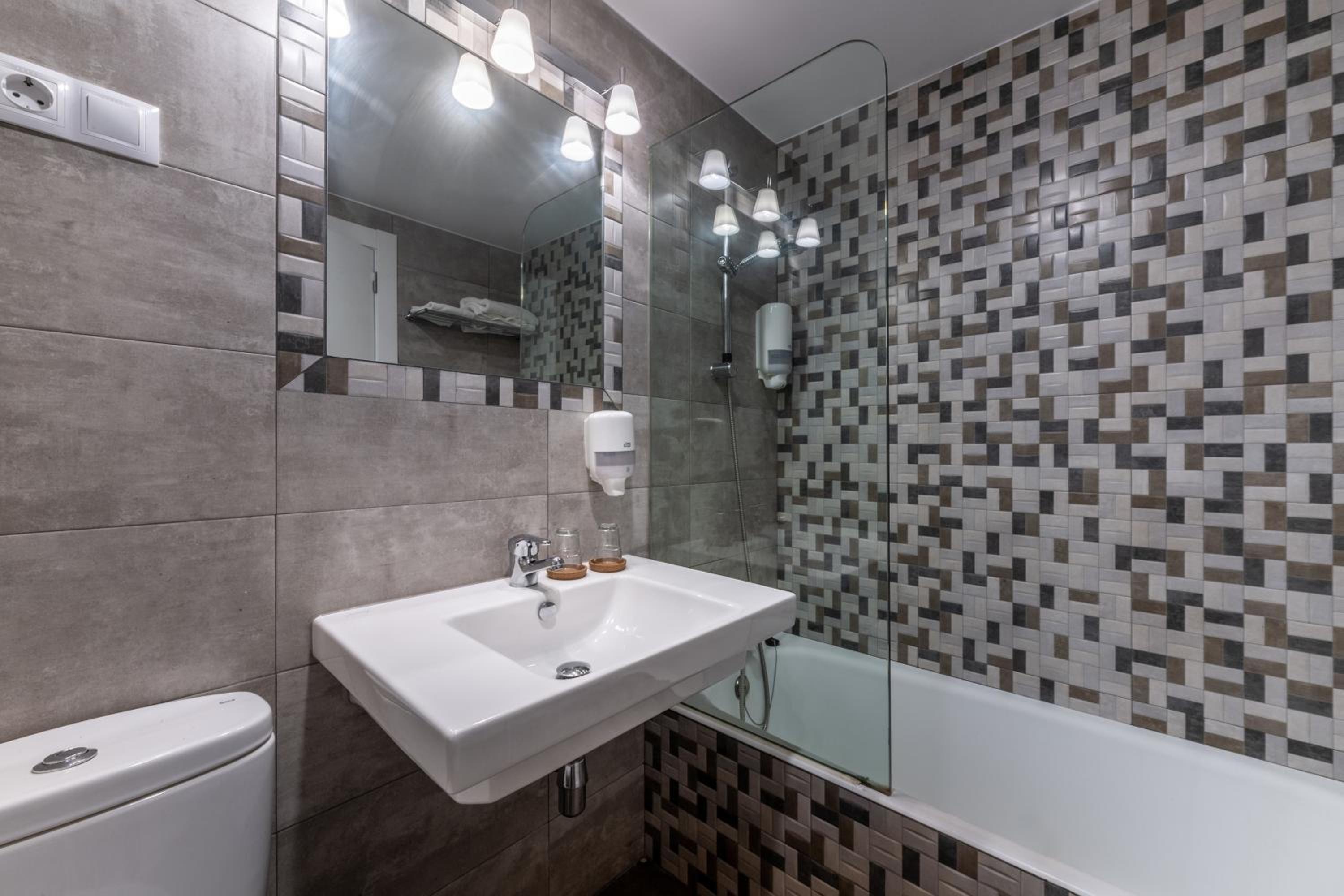 Superior Double or Twin Room with Balcony with mountain view - Photo 9