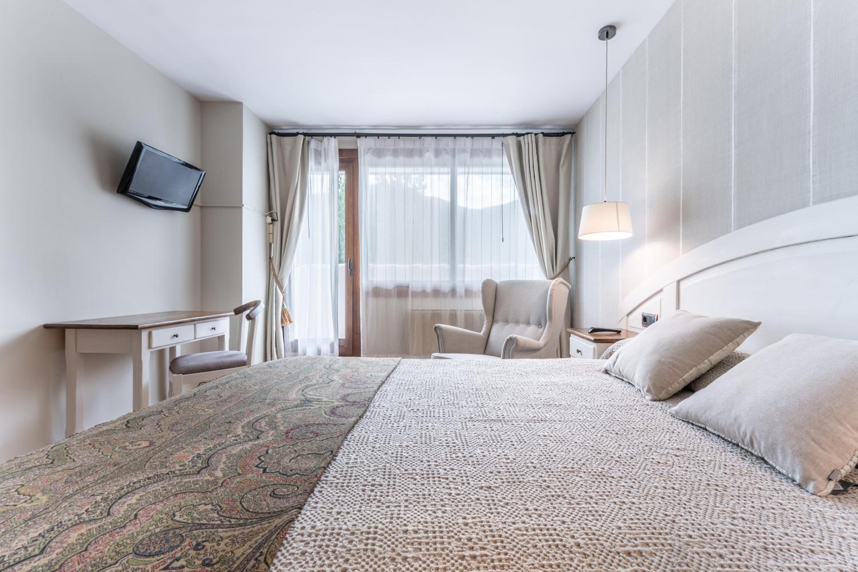 Superior Double or Twin Room with Balcony with mountain view - Photo 4