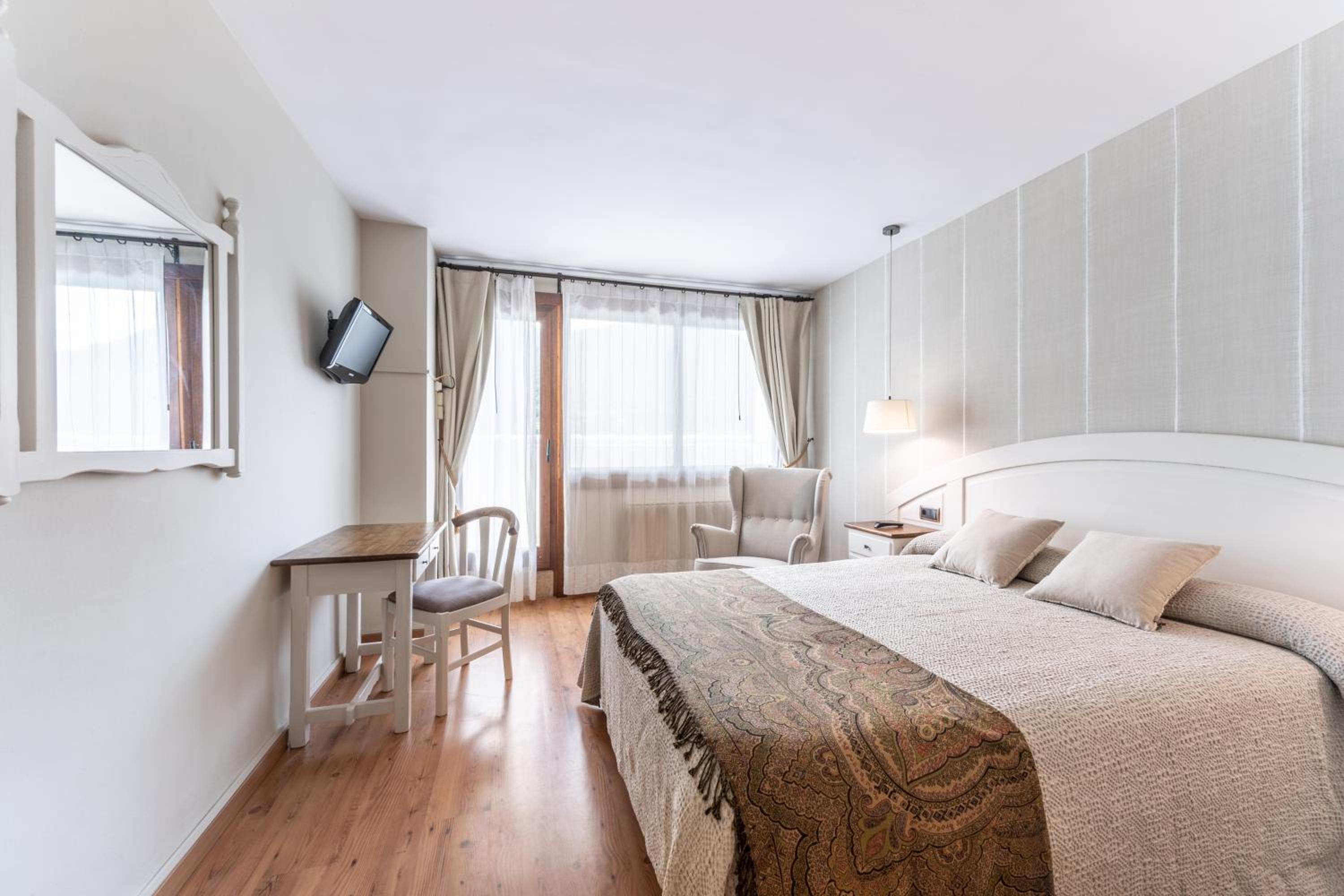 Superior Double or Twin Room with Balcony with mountain view - Photo 2
