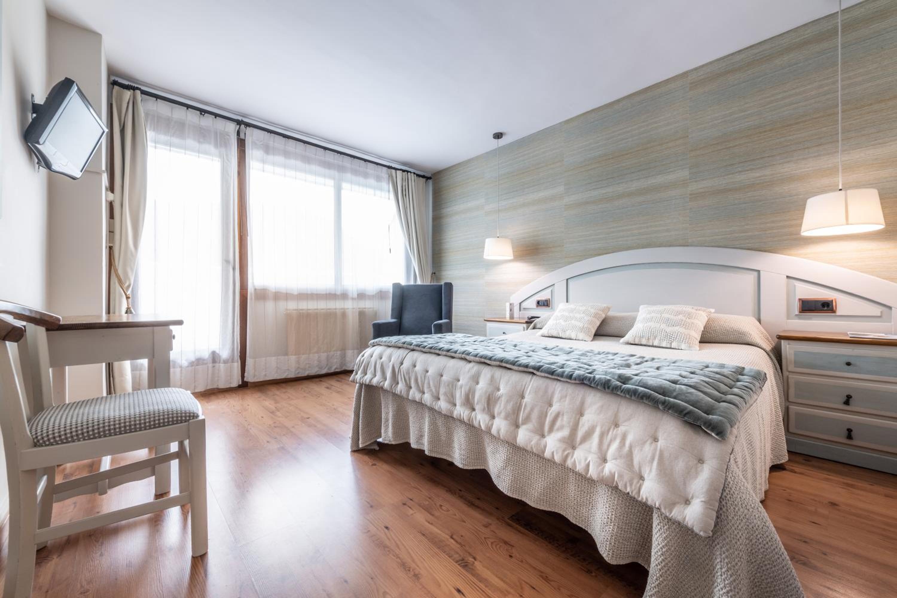 Superior Double or Twin Room with Balcony with mountain view - Photo 10