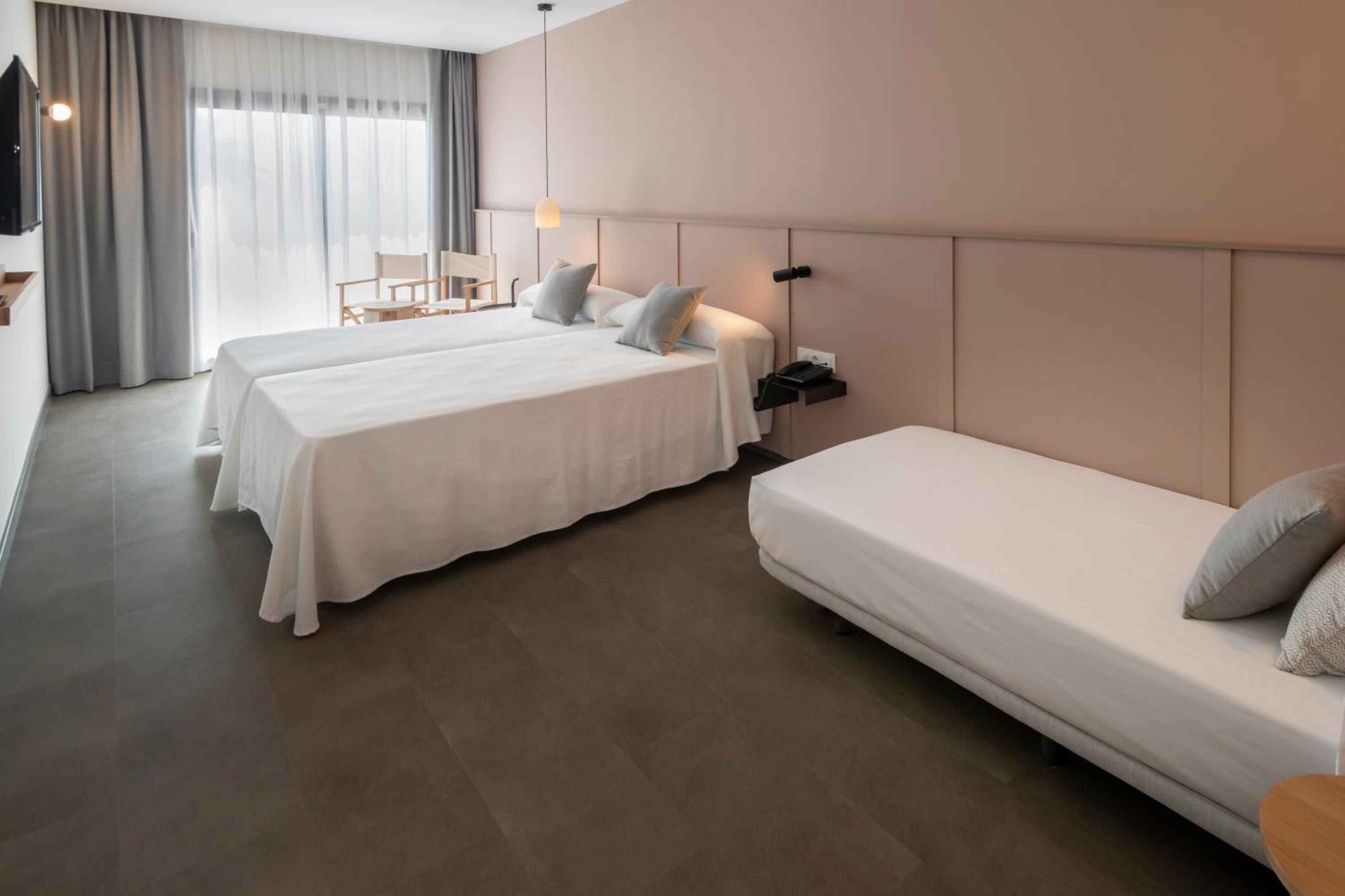 Double or Twin Room with extra bed and City View photo 2