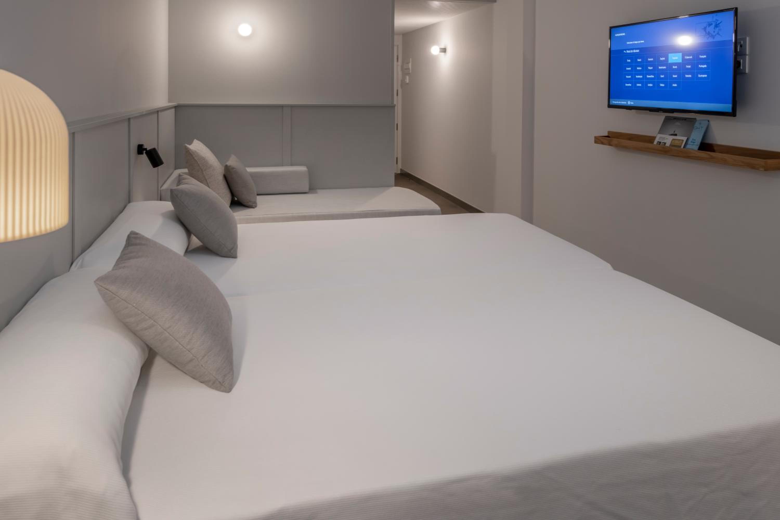 Double or Twin Room with Extra Bed and Sea View photo 3