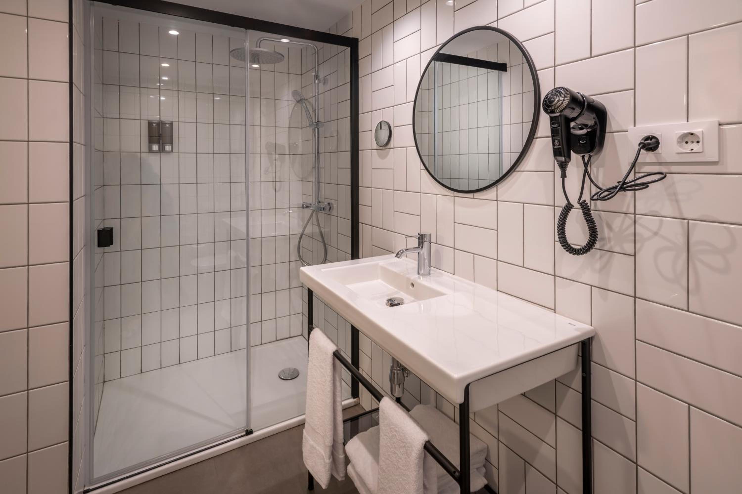 Double or Twin Room with Sea View - Photo 7