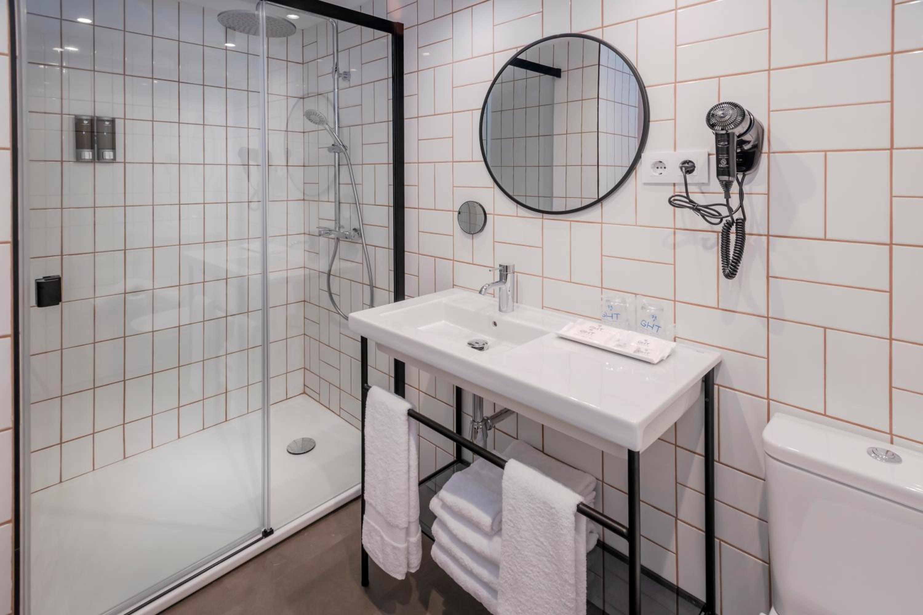 Double or Twin Room with Sea View - Photo 10