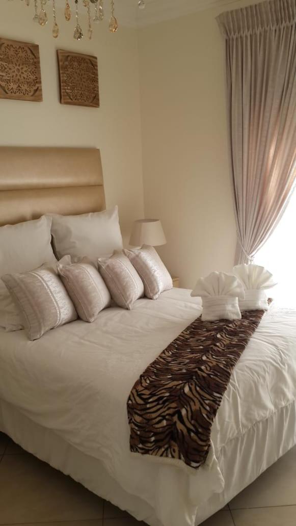 Deluxe Queen Suite - Photo 4