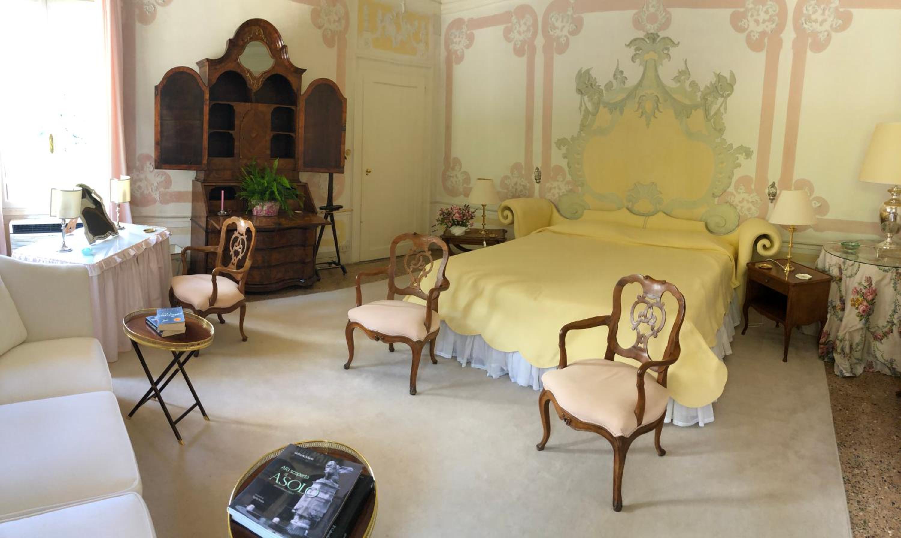 Deluxe King Room photo 1