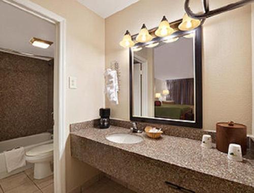 Deluxe King Room - Smoking photo 2