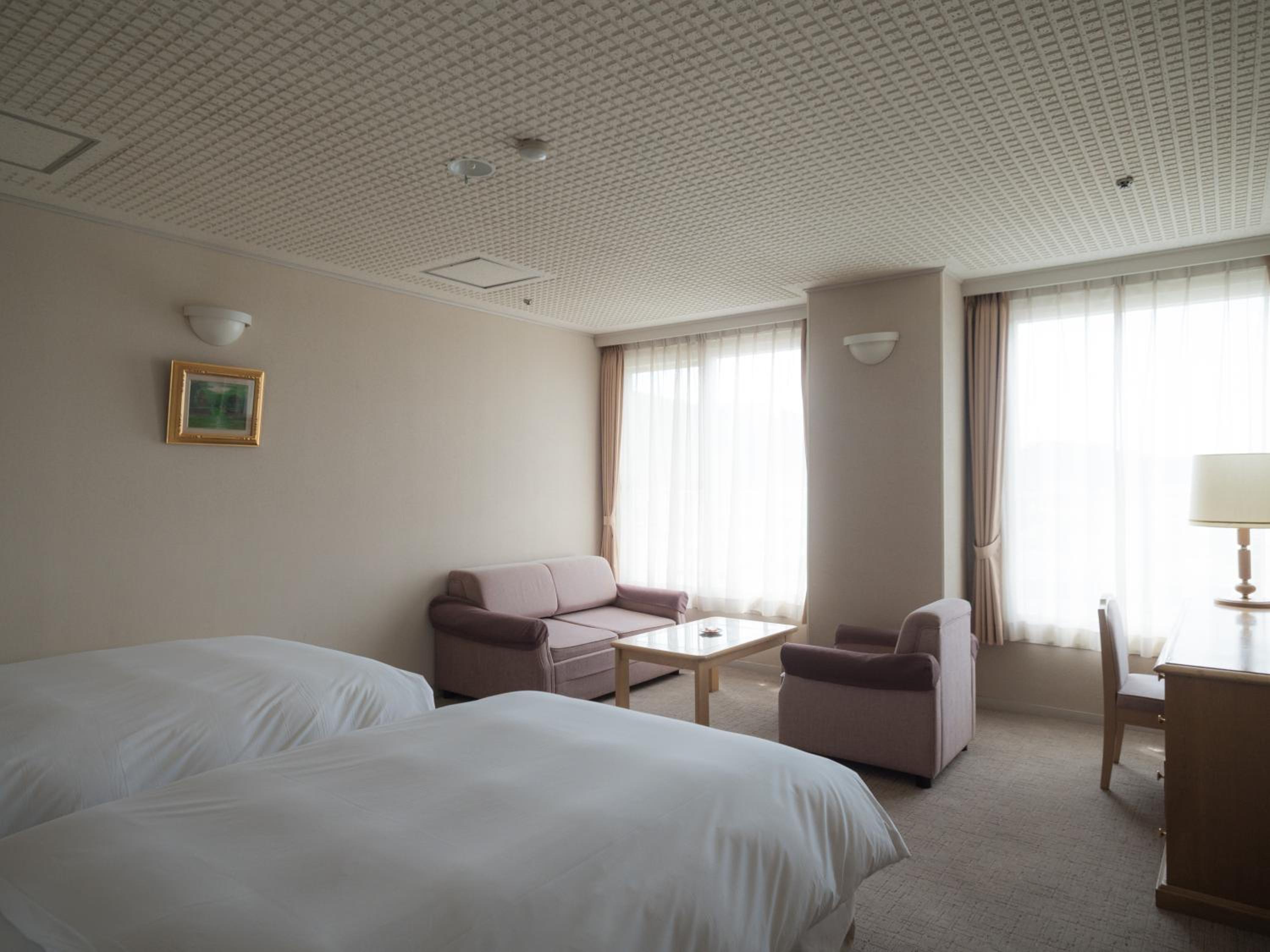 Twin Room with Extra Bed - Smoking photo 1