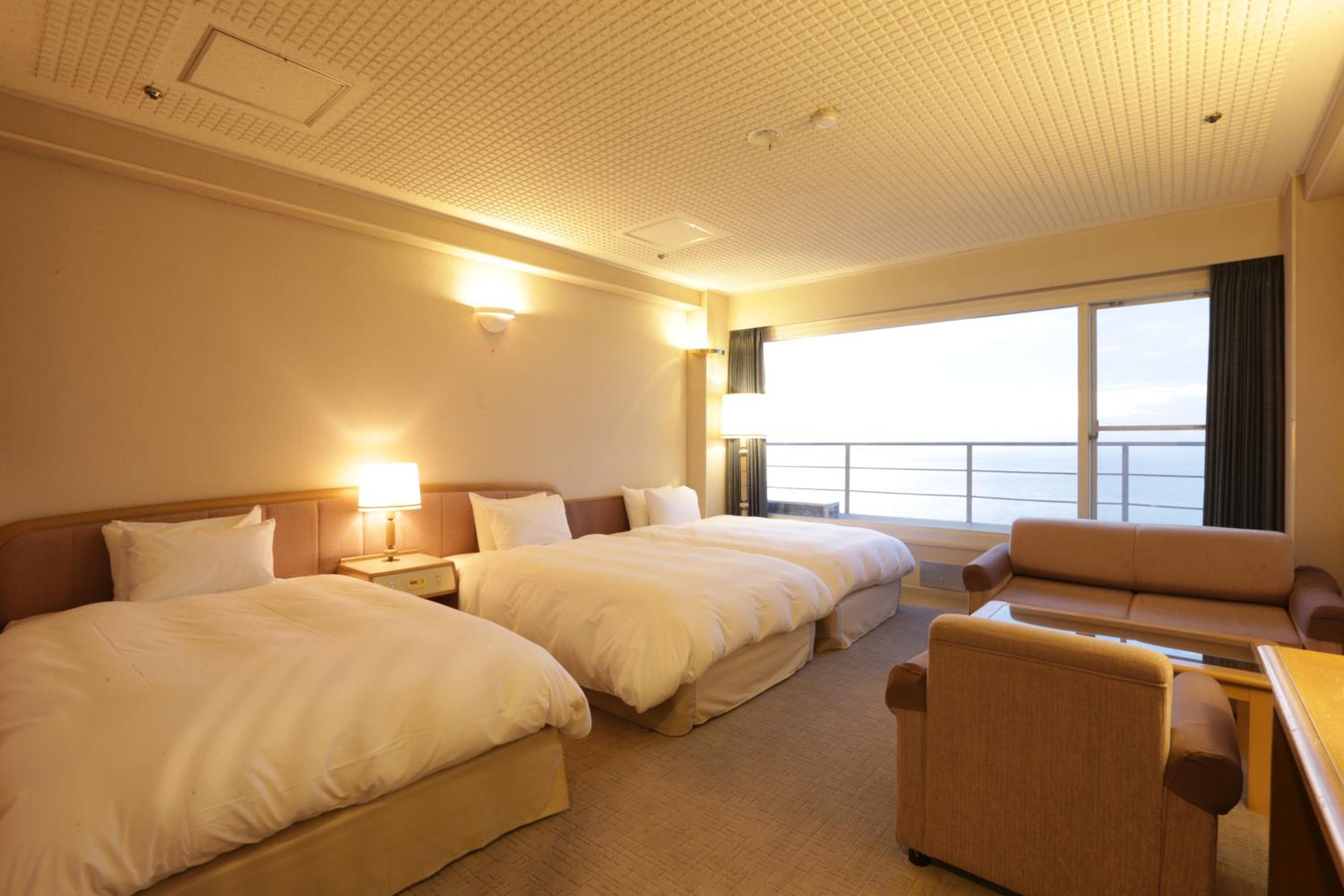 Triple Room with Extra Bed and Ocean View - Smoking photo 1
